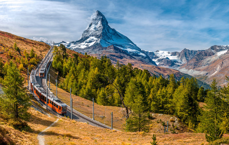 Die Gornergrat-Bahn verbindet Zermatt mit dem Gornergrat mit dem Zug. Während der Fahrt haben die Fahrgäste einen herrlichen Blick auf das Matterhorn. Wallis. Schweiz