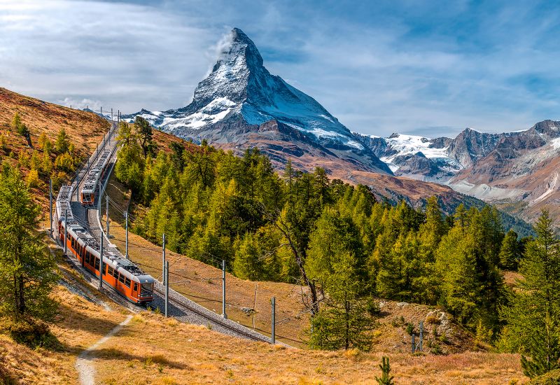 Die Gornergrat-Bahn verbindet Zermatt mit dem Gornergrat mit dem Zug. Während der Fahrt haben die Fahrgäste einen herrlichen Blick auf das Matterhorn. Wallis. Schweiz