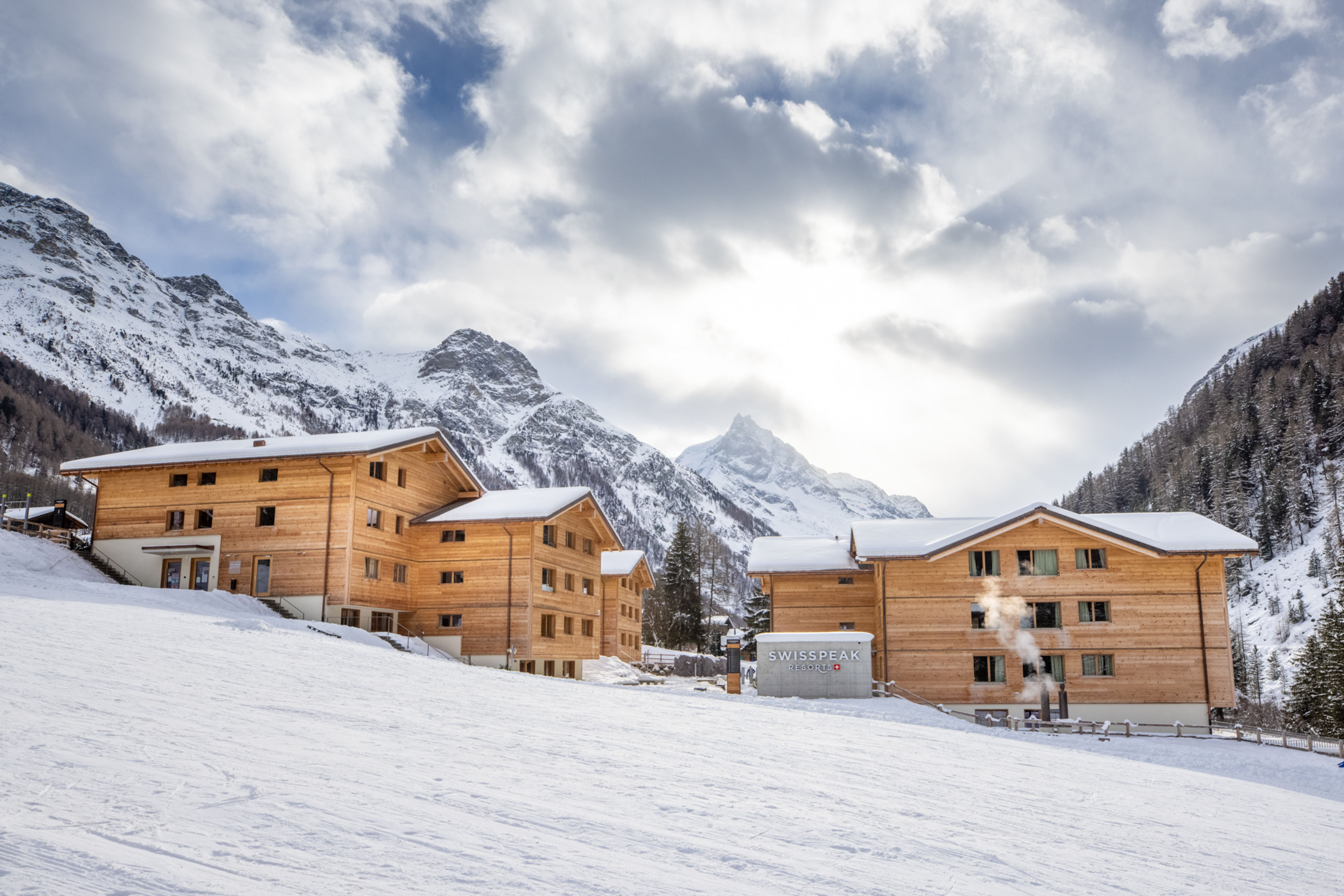 Das Swisspeak Resort in Zinal in einer winterlichen Umgebung