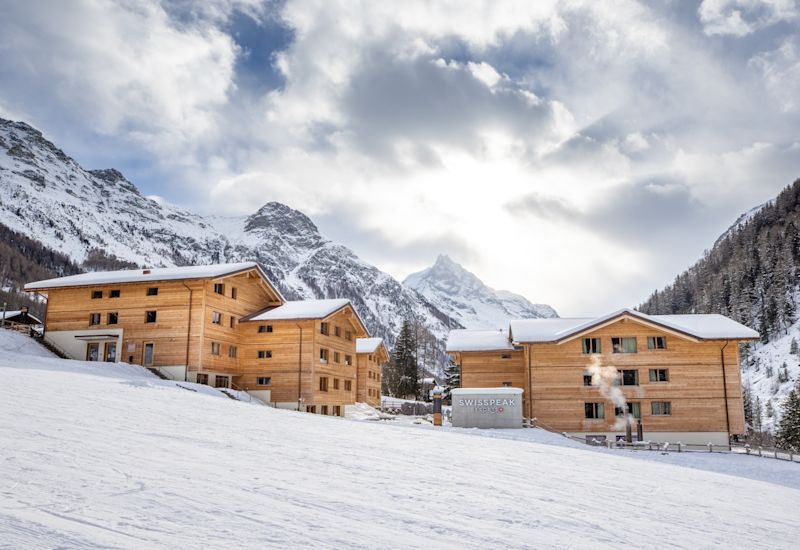 Le Swisspeak Resort de Zinal dans un cadre hivernal