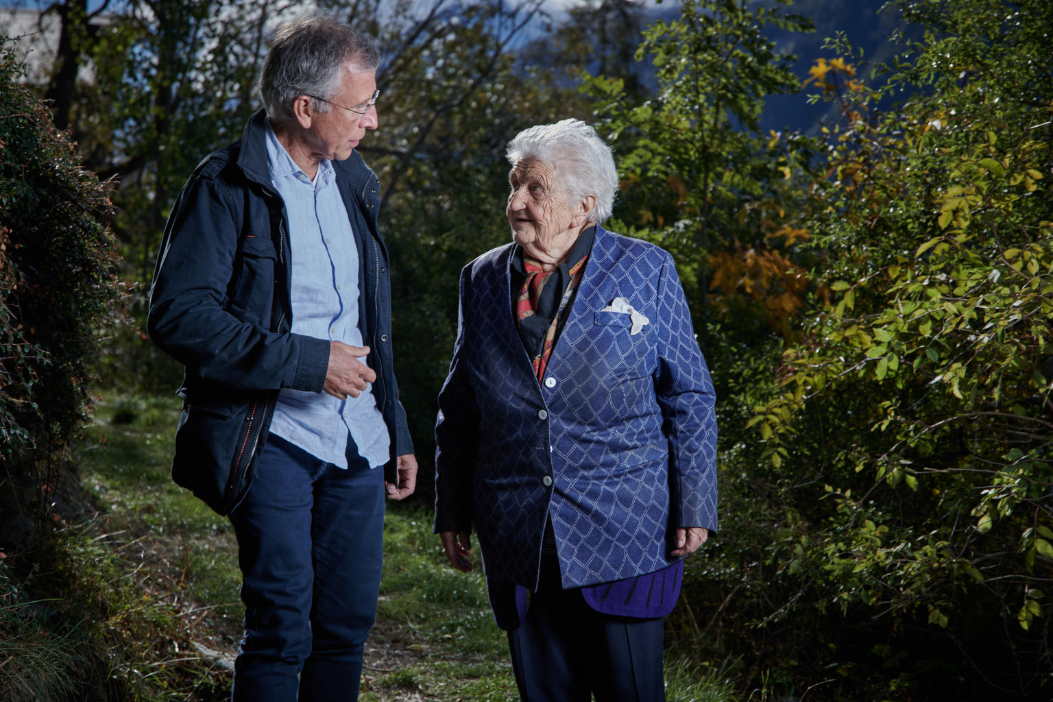 Raymond Cousin avec sa mère Germaine lors de sa promenade quotidienne, Valais, Suisse
