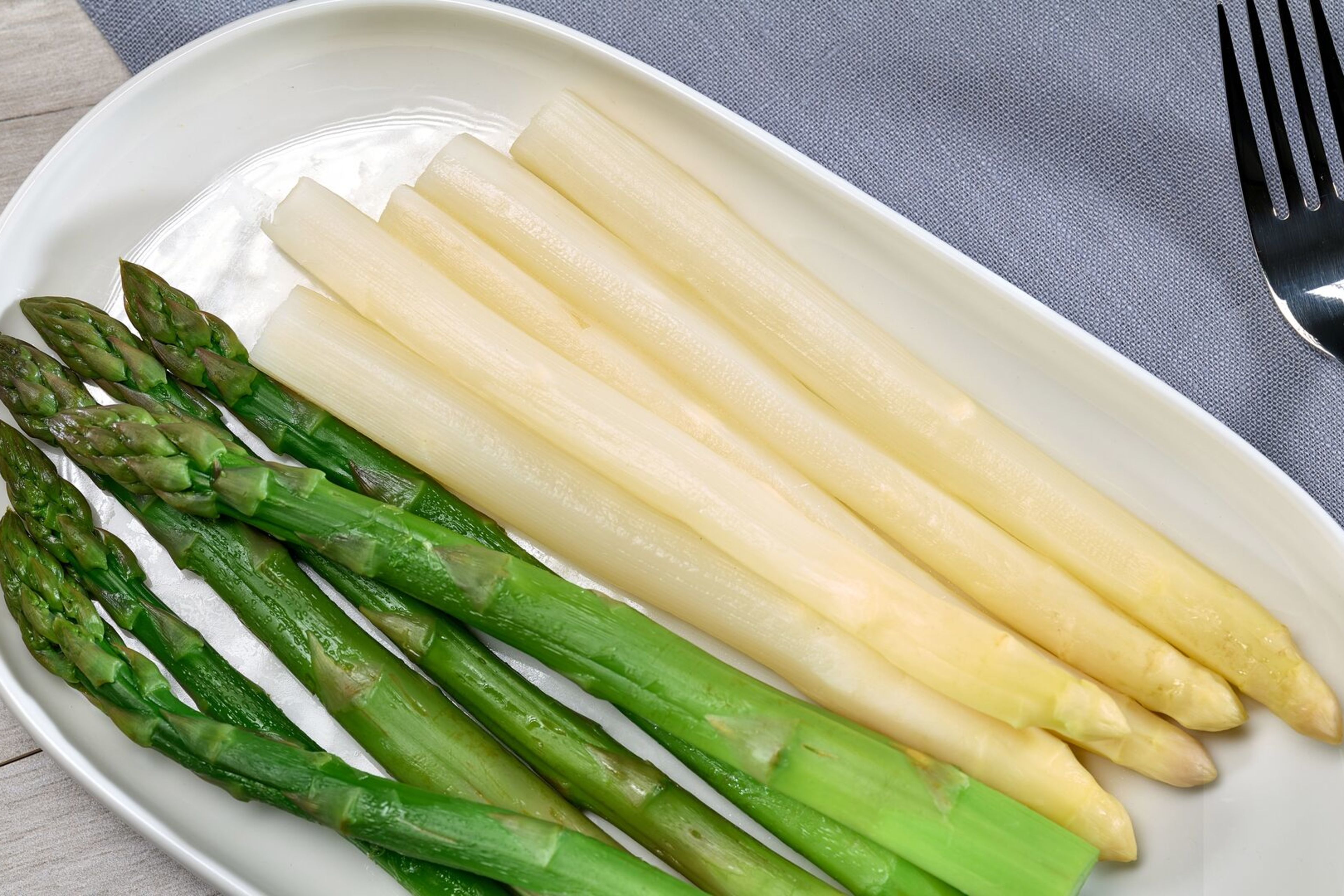 Spargeln Asperges dans une assiette avec sauce