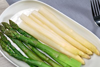 Spargeln Asperges dans une assiette avec sauce