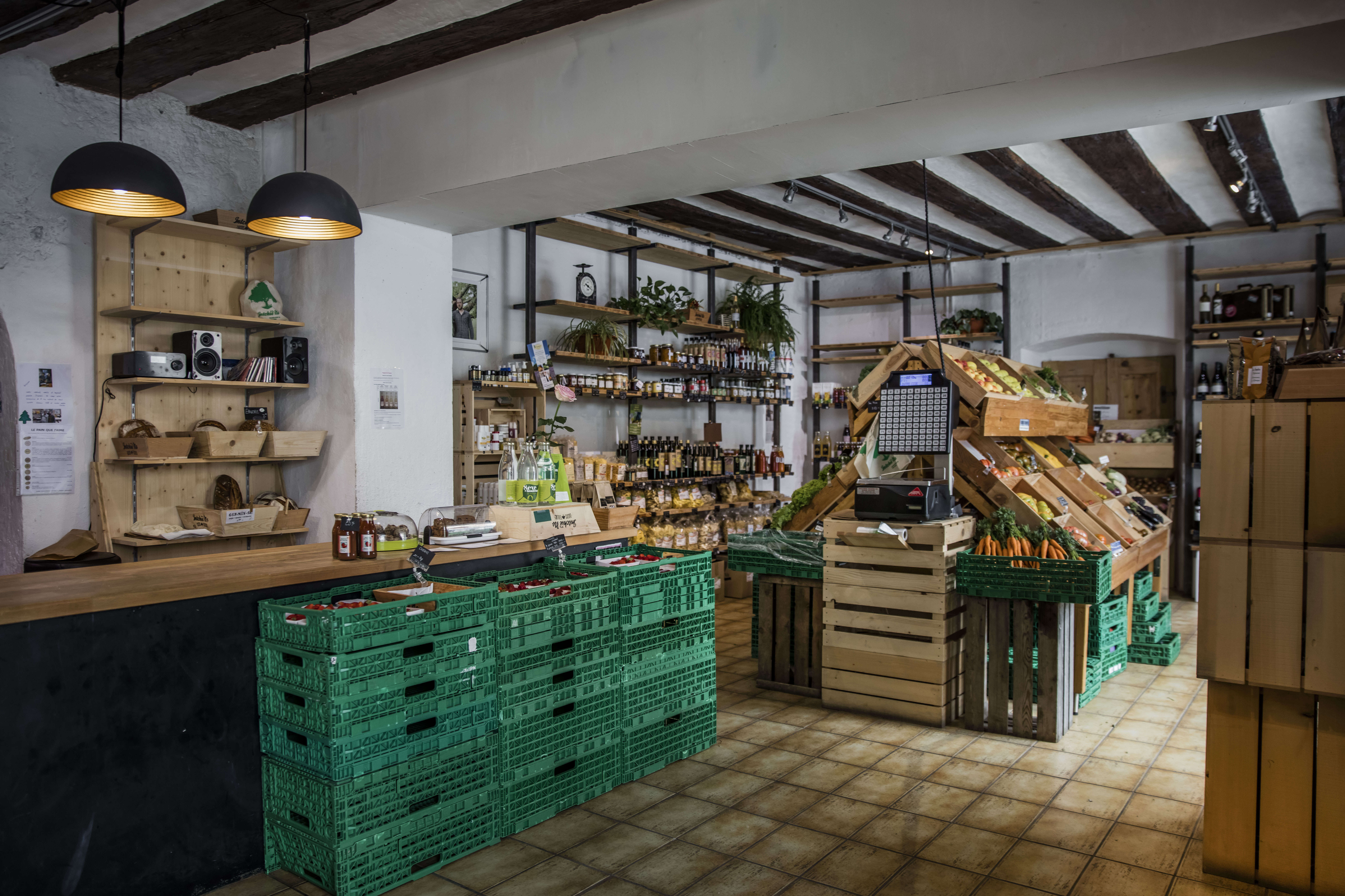 Point de vente avec des spécialités valaisannes telles que les légumes, les fruits, les fromages et la viande, Valais Wallis Schweiz Suisse