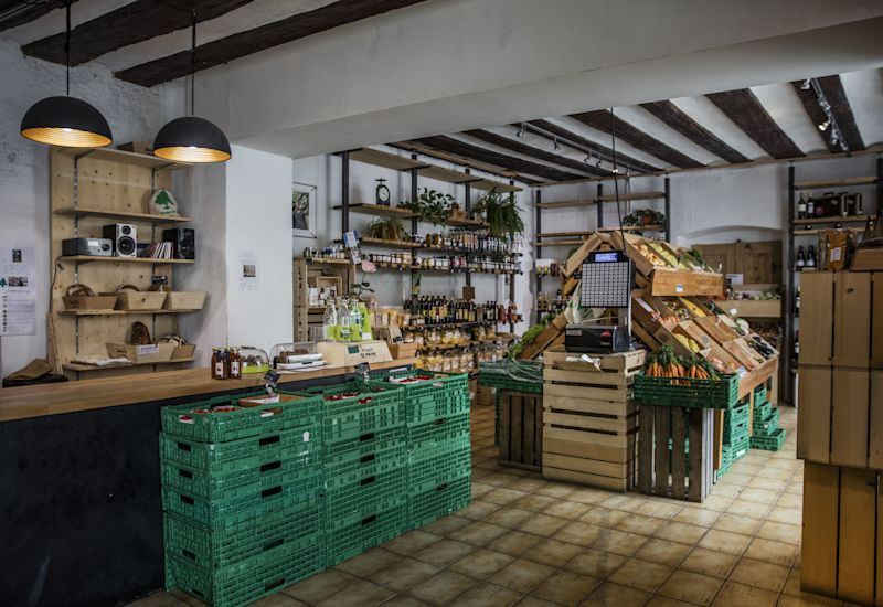 Point de vente avec des spécialités valaisannes telles que les légumes, les fruits, les fromages et la viande, Valais Wallis Schweiz Suisse