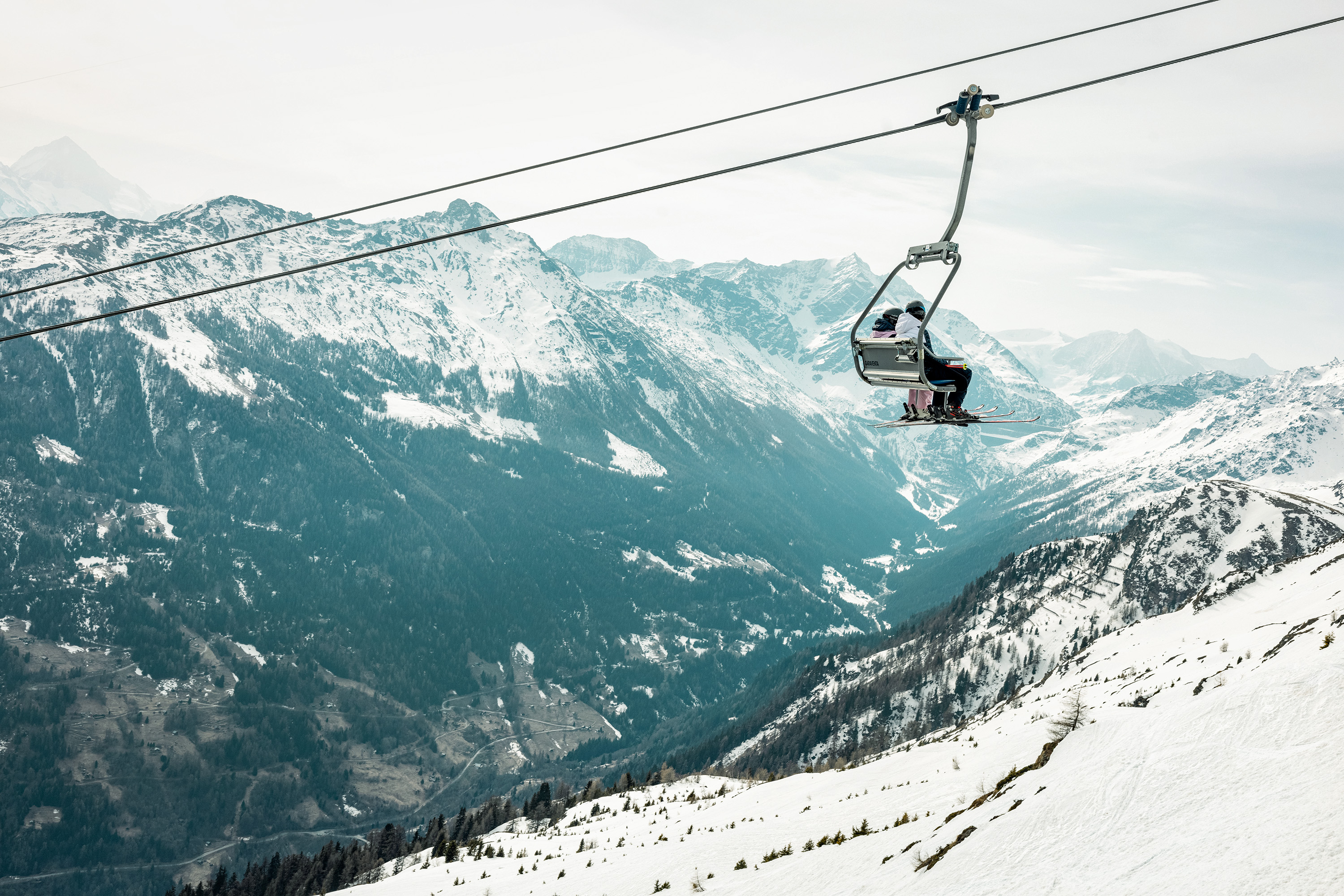 Loïc et Mélanie Meillard sur une télésiège à Thyon, en Valais.