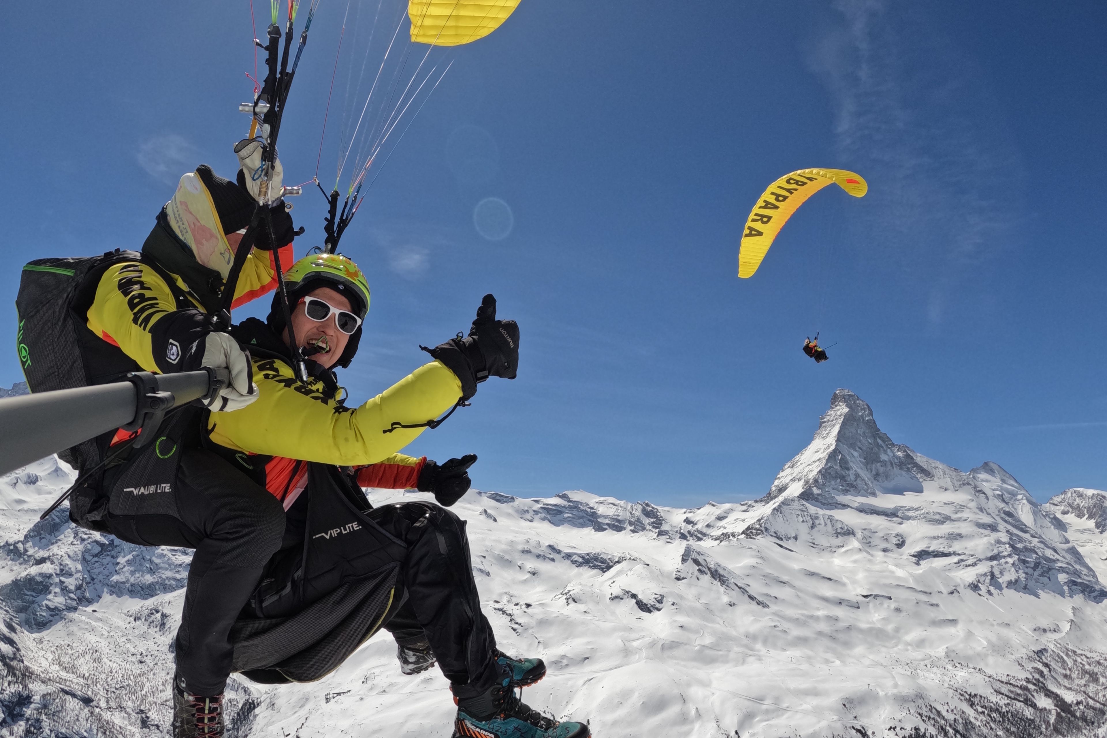Vol en parapente près du Cervin à Zermatt en Valais, Suisse