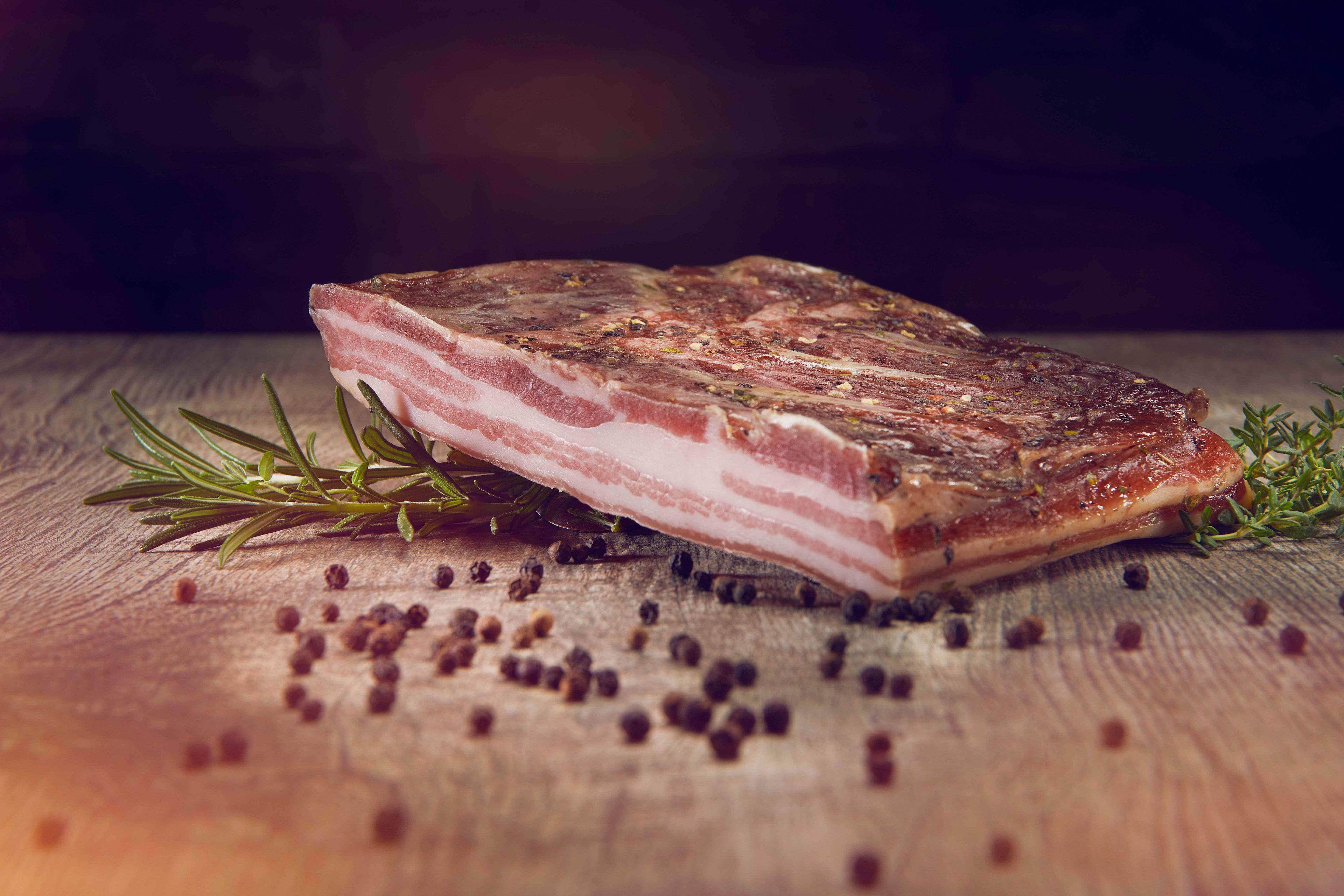 Getrockneter Speck aus dem Wallis vor dem Verzehr, Pfeffer, Valais, Wallis Schweiz Suisse