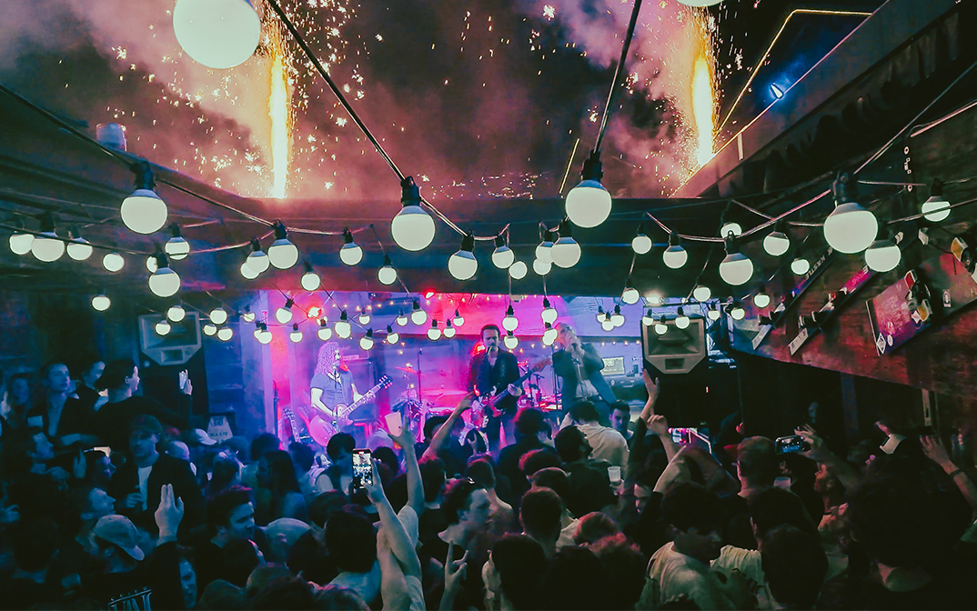 Party mit Live-Band, Feuerwerk und Lichterketten im Le Farinet Après-Ski in Verbier