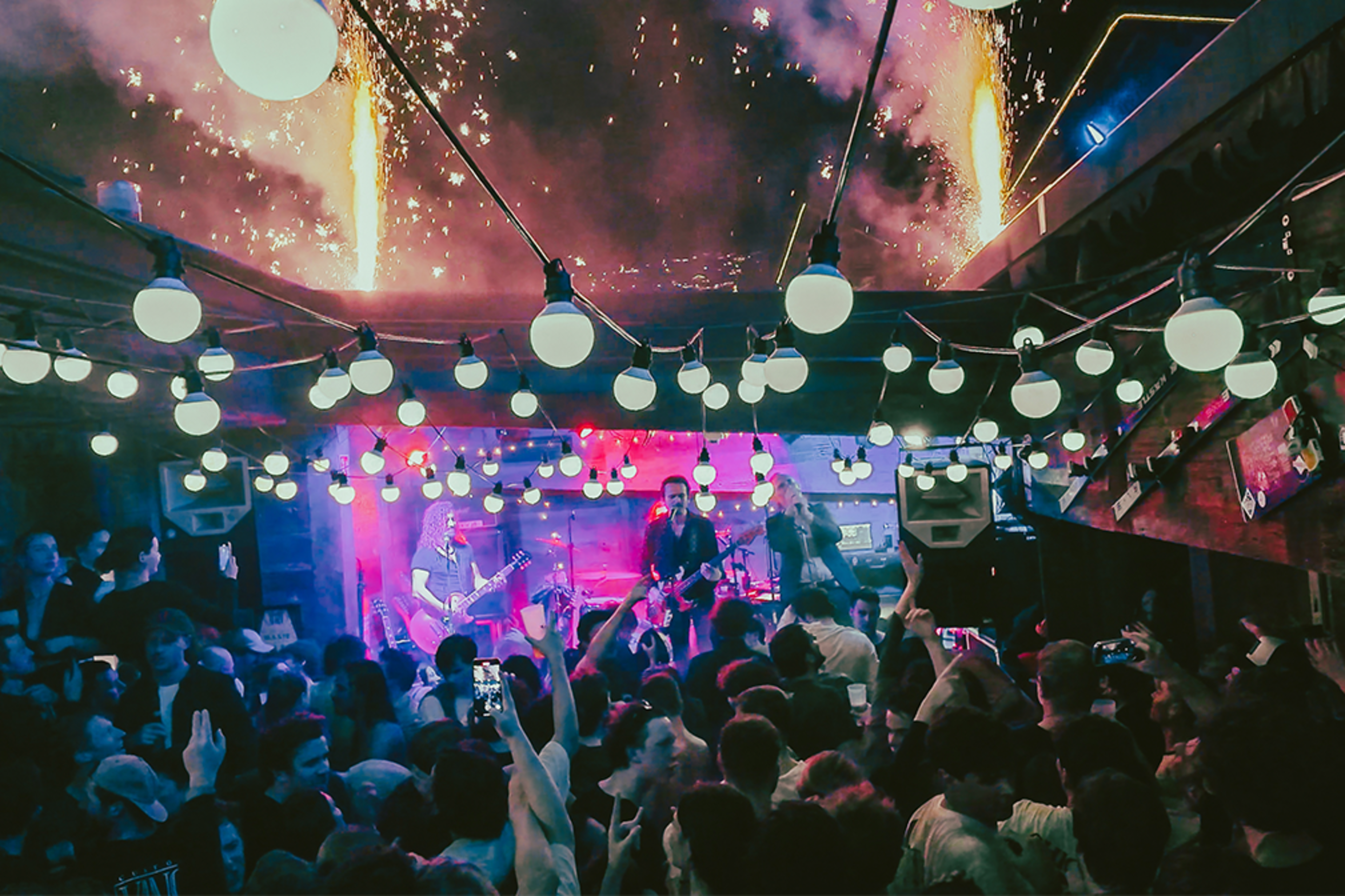 Party mit Live-Band, Feuerwerk und Lichterketten im Le Farinet Après-Ski in Verbier