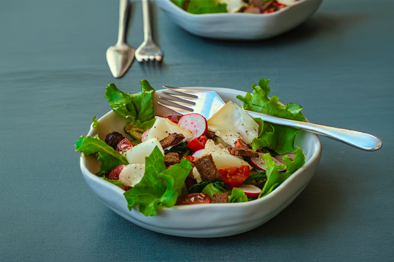 Salade printanière aux légumes, tomme et pain de seigle croustillant