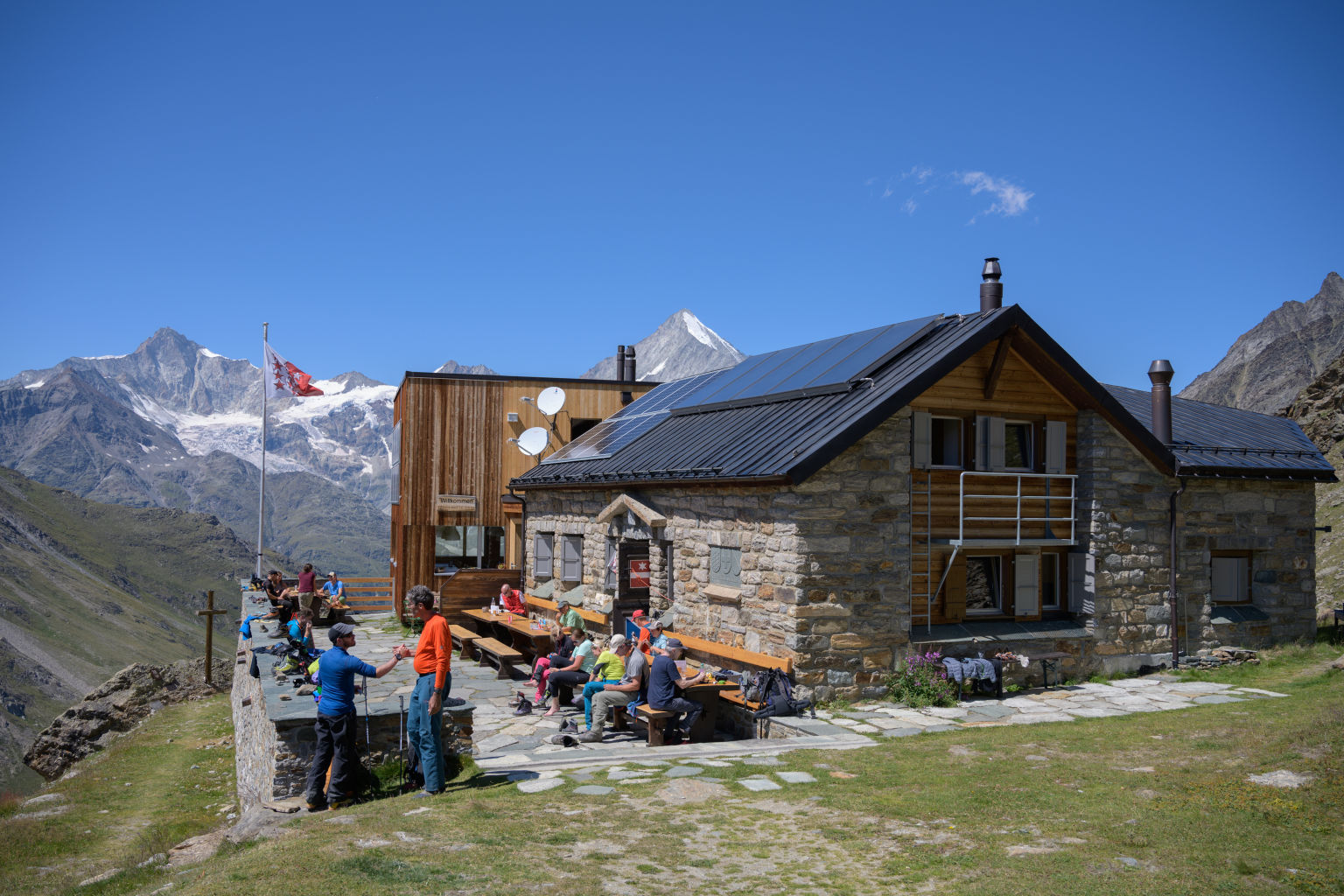 Die Terrasse liegt auf der Südseite. Die Hütte nord stlich von Zermatt wurde 2008 erweitert.