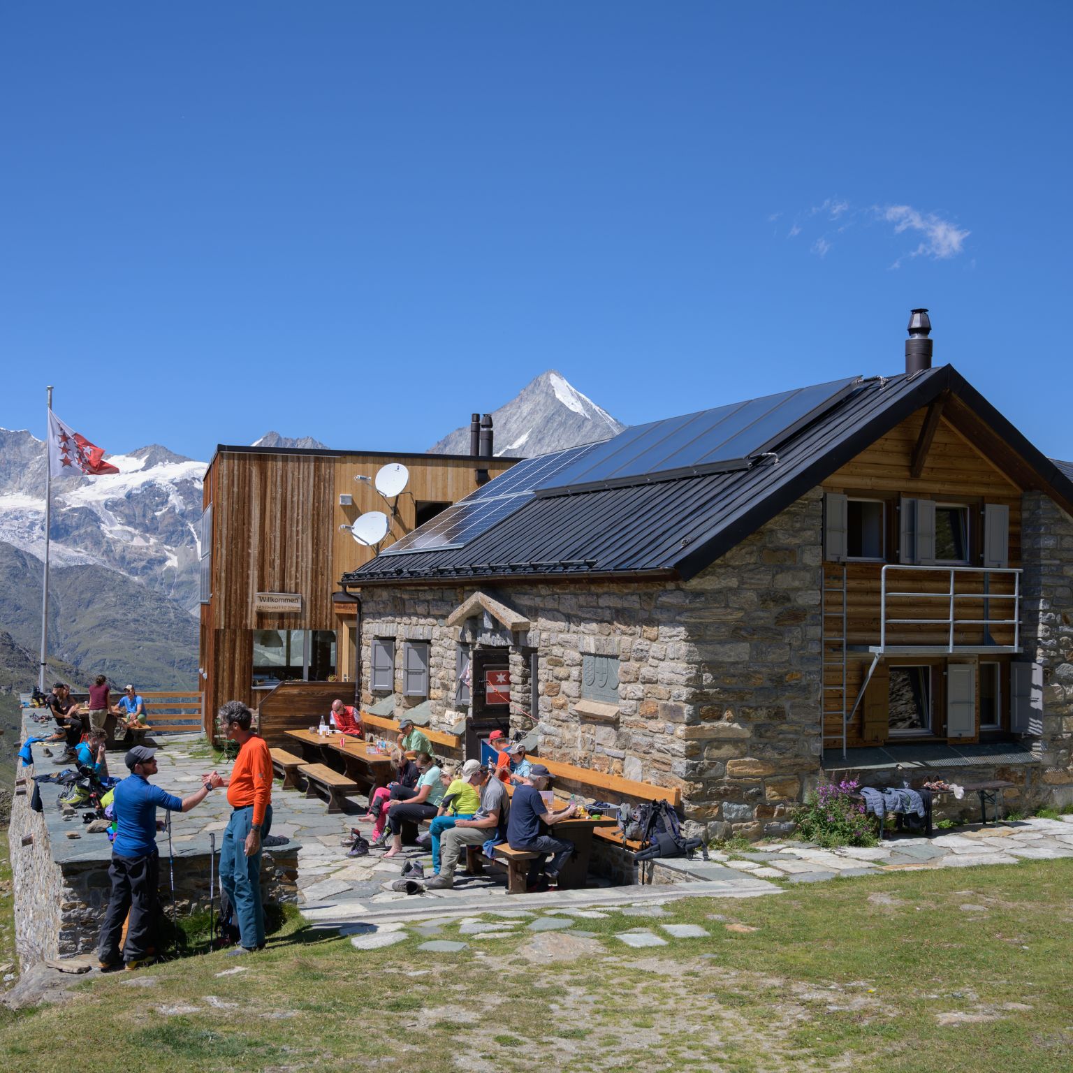 Die Terrasse liegt auf der Südseite. Die Hütte nord stlich von Zermatt wurde 2008 erweitert.