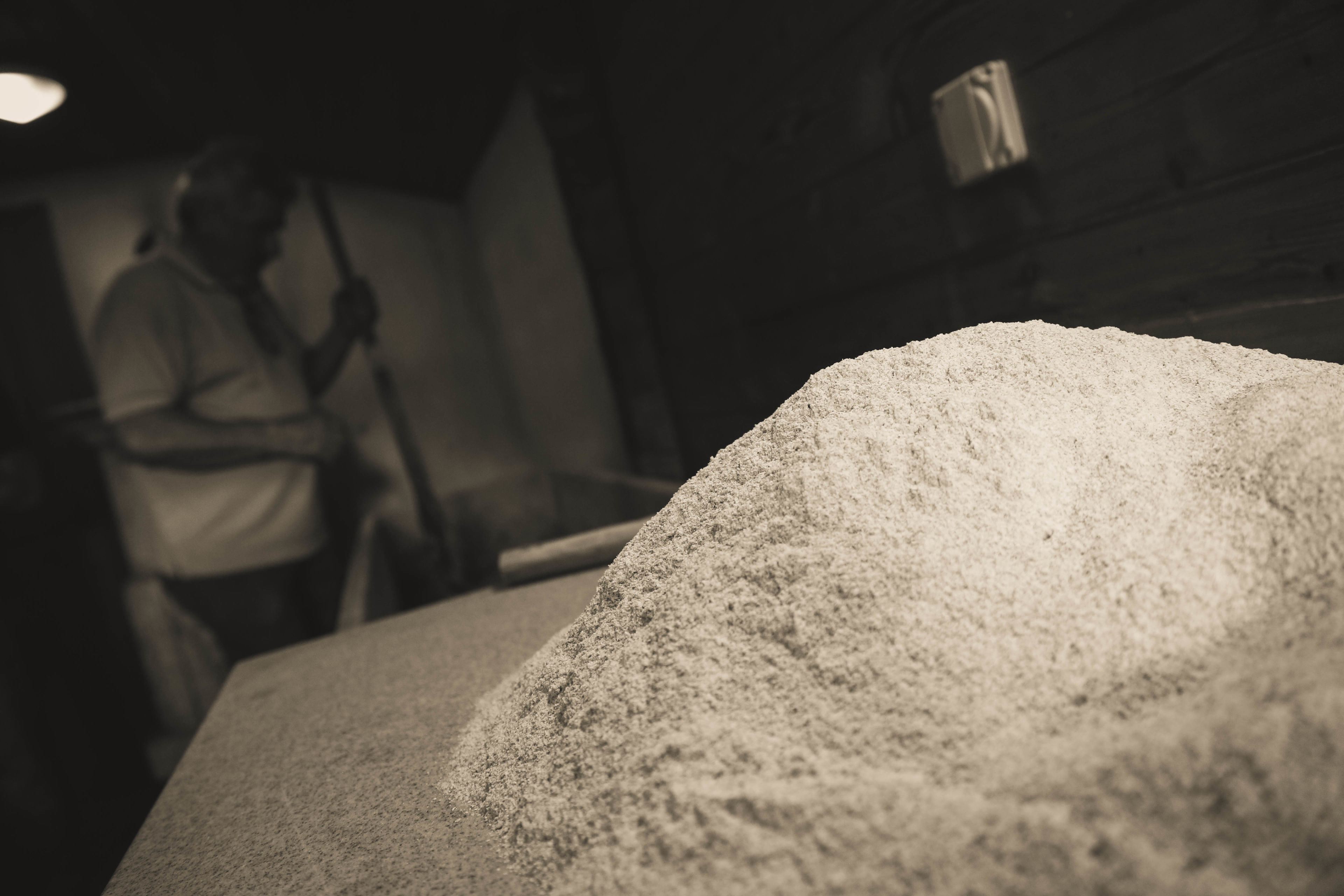 Le boulanger prépare le pain de seigle avec de la farine de seigle, Valais Wallis Schweiz Suisse