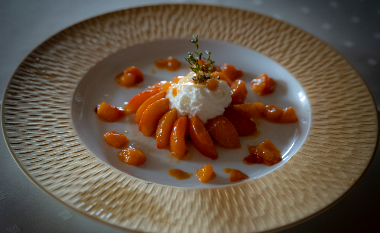 Sablés mit in Honig und Thymian gebratenen Walliser Aprikosen und Schafmilchjoghurt-Emulsion