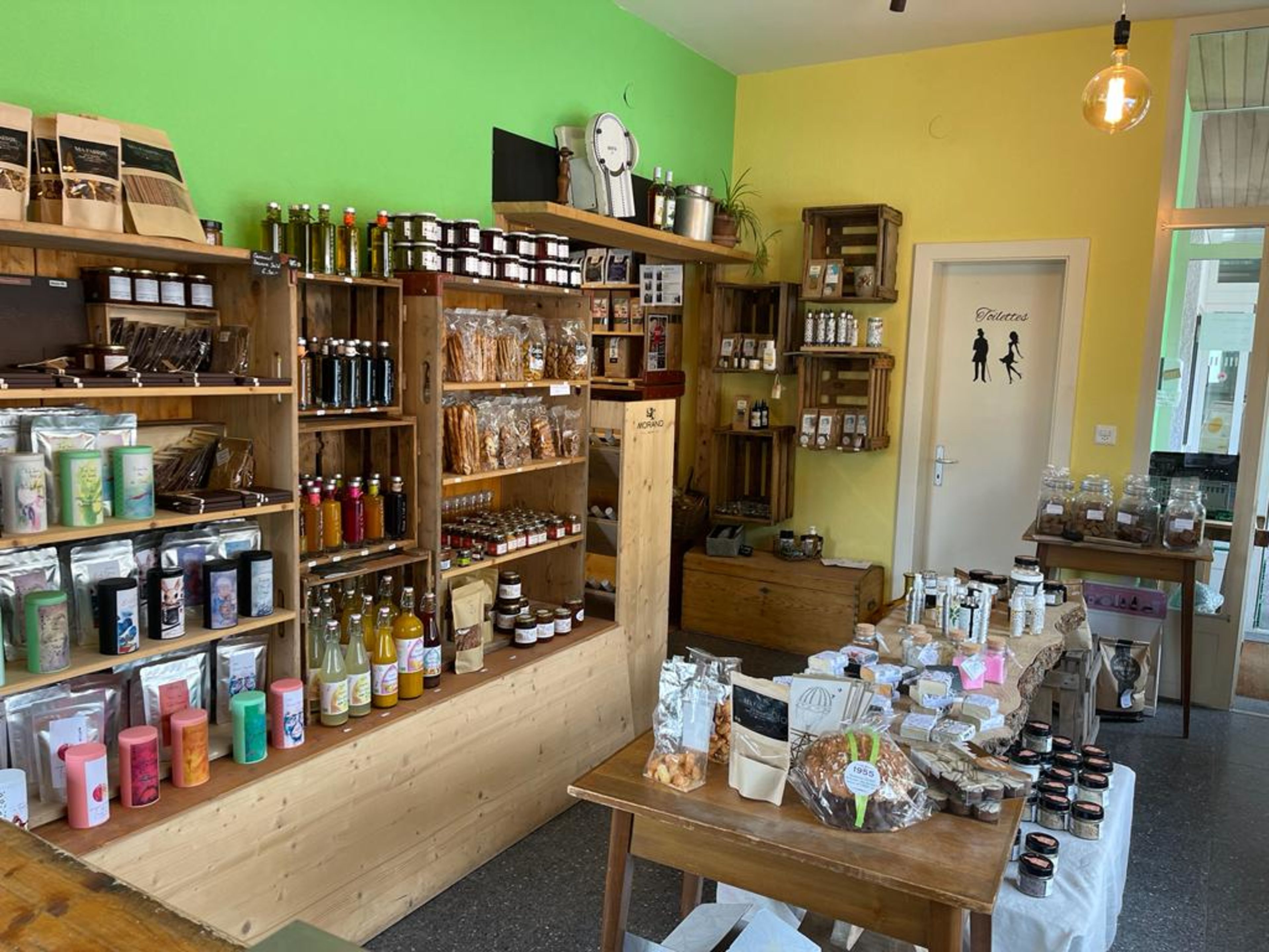 A L'Essentiel, des produits locaux sont en vente. Valais, Suisse.