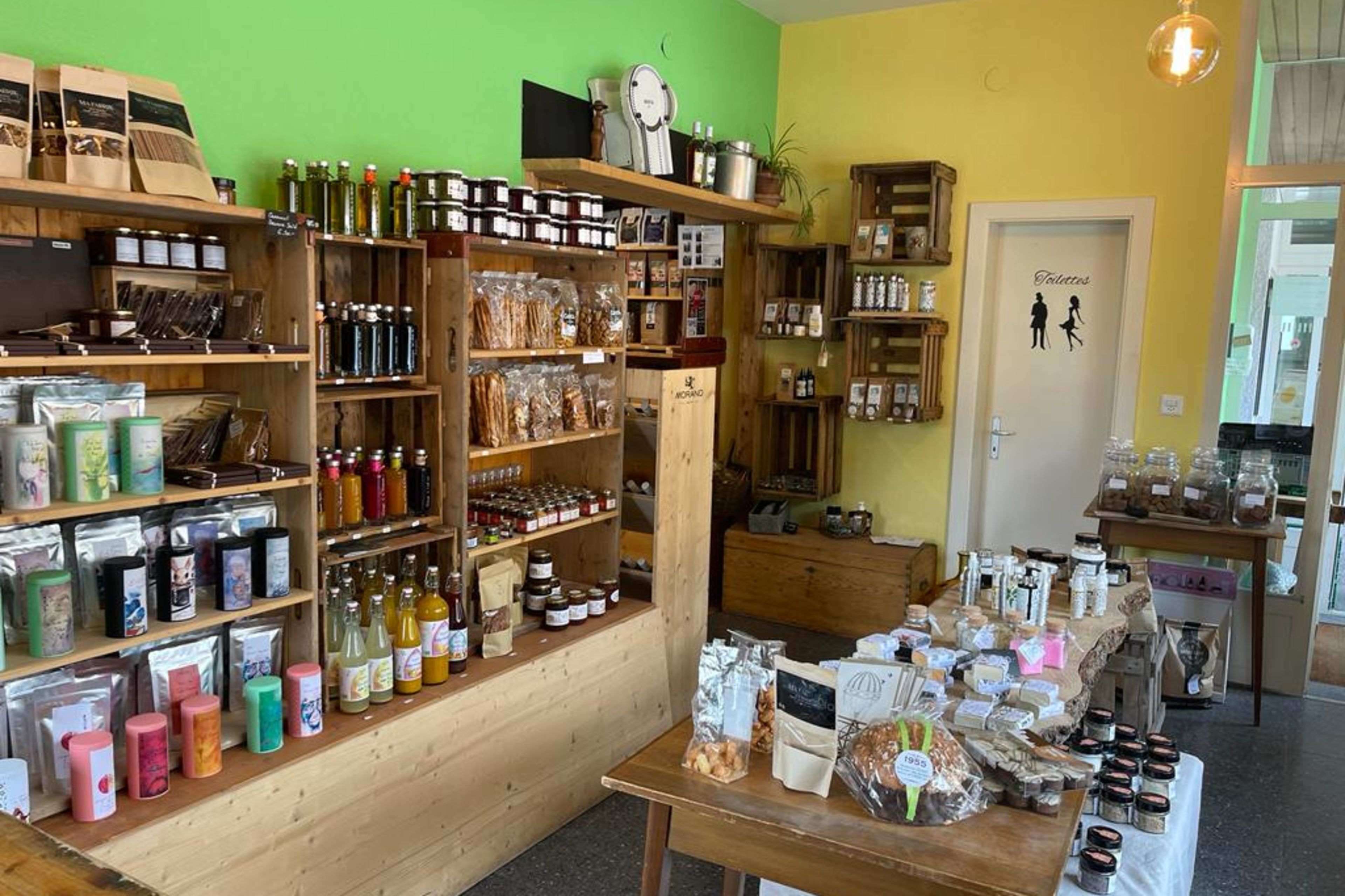 A L'Essentiel, des produits locaux sont en vente. Valais, Suisse.