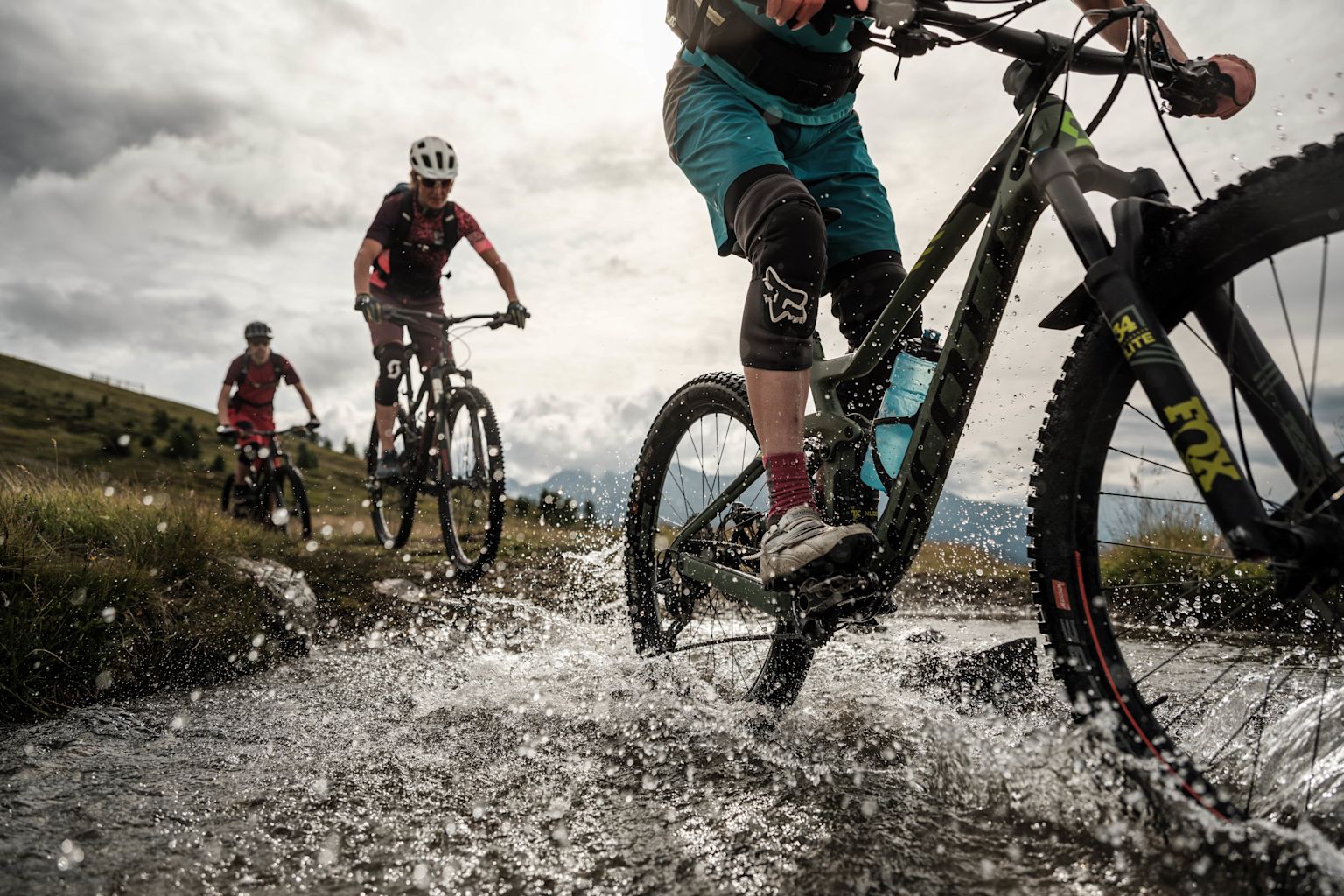 On guided tours with Jess Kroon, everyone gets to their destination. She generously distributes tips and tricks and thus helps the participants to fully enjoy, Valais, Switzerland