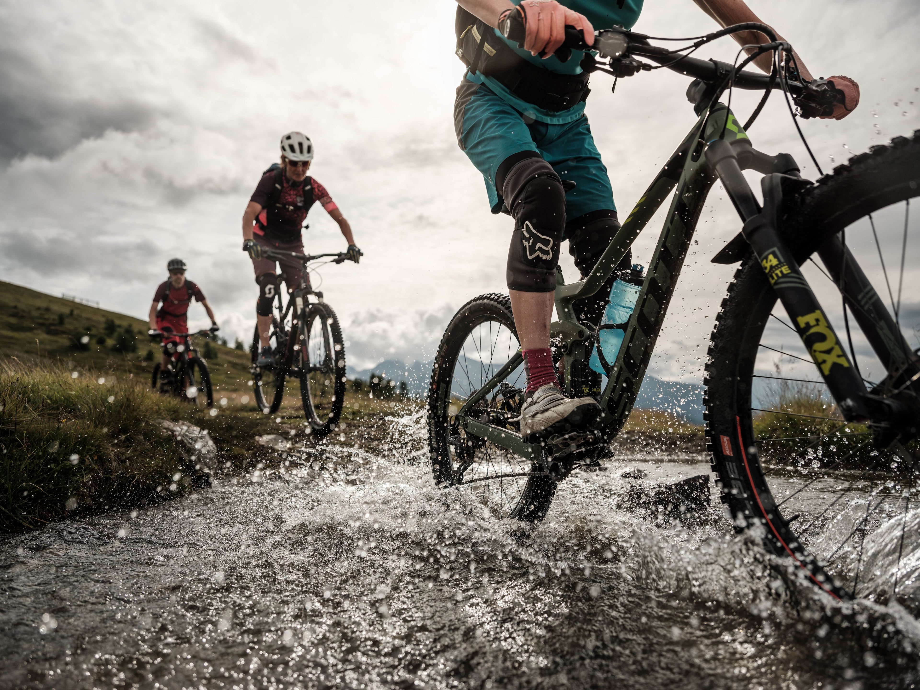 On guided tours with Jess Kroon, everyone gets to their destination. She generously distributes tips and tricks and thus helps the participants to fully enjoy, Valais, Switzerland