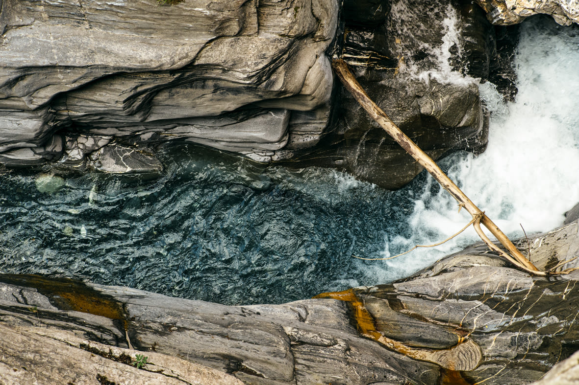 Der durch den Eisen gerötete Stein zeigt an, wo überall Quellen sprudeln, Wallis, Schweiz
