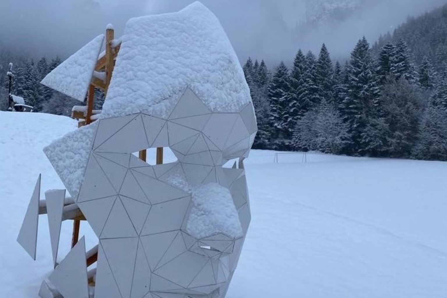 Skulptur Torgon im Schnee, Wallis, Schweiz