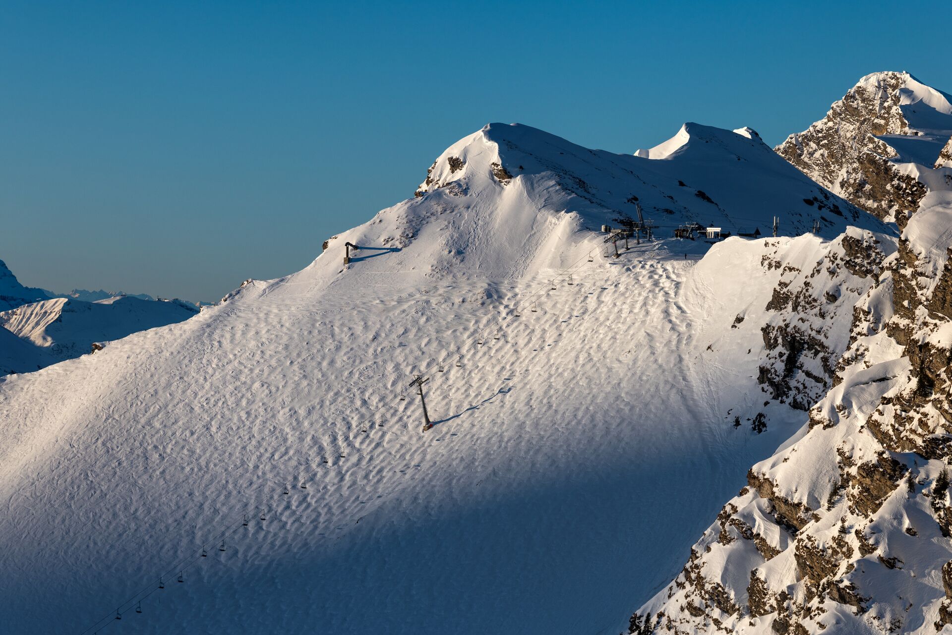 Vue sur le mythique mur suisse à Champéry, l’une des pistes de ski les plus raides au monde
