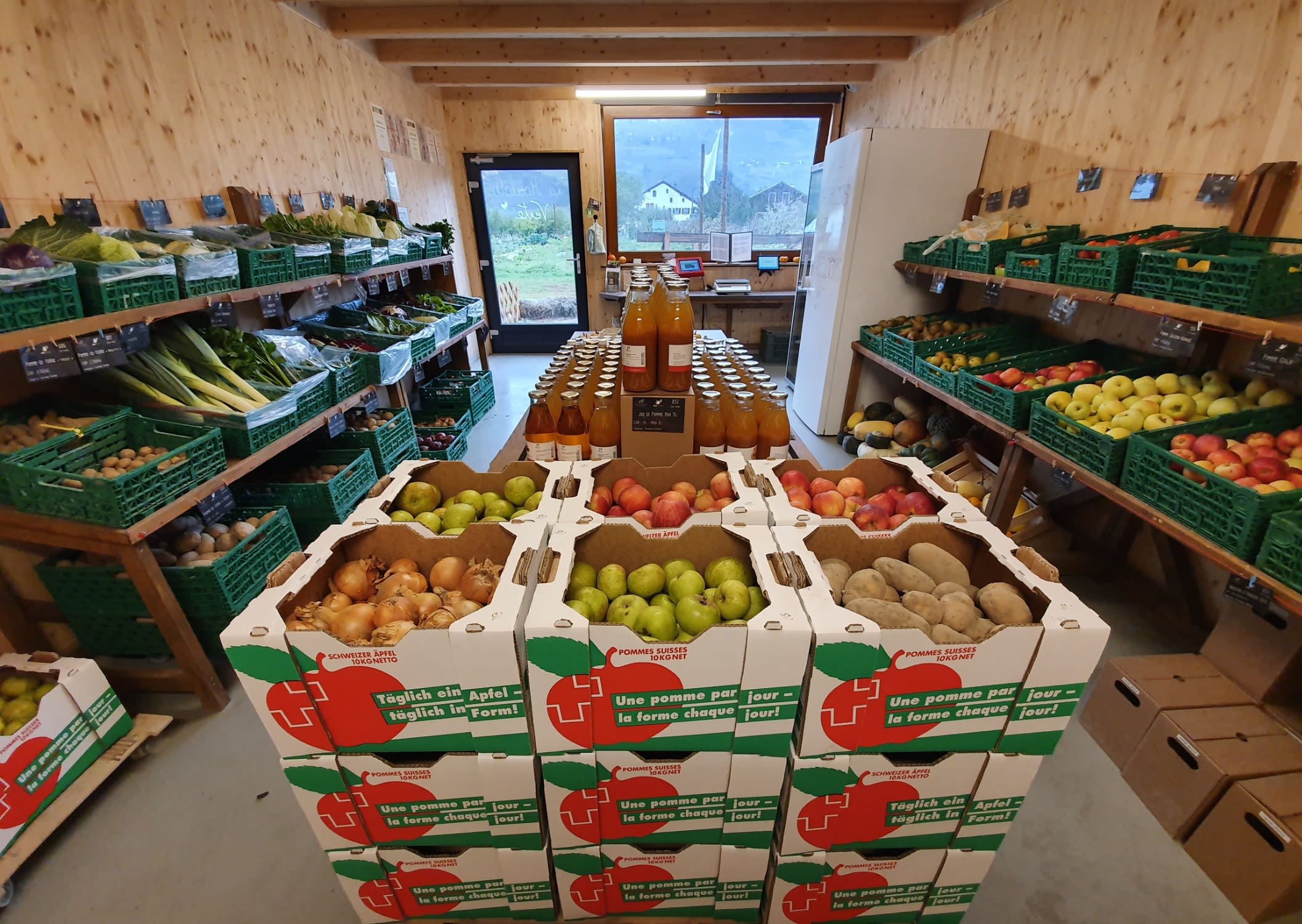 Direktverkauf von Gemüse und Früchten im Wallis. Bioterroir. Wallis, Schweiz
