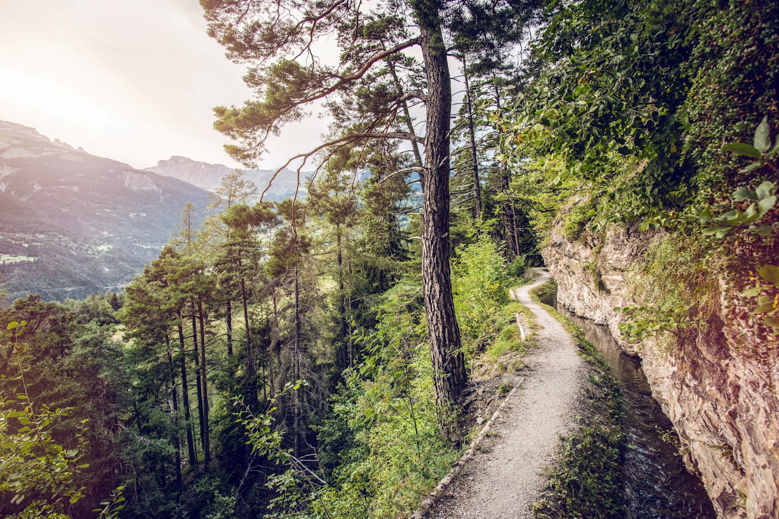 Ein Wanderweg in Bisses während dem Sommer, Wallis, Schweiz