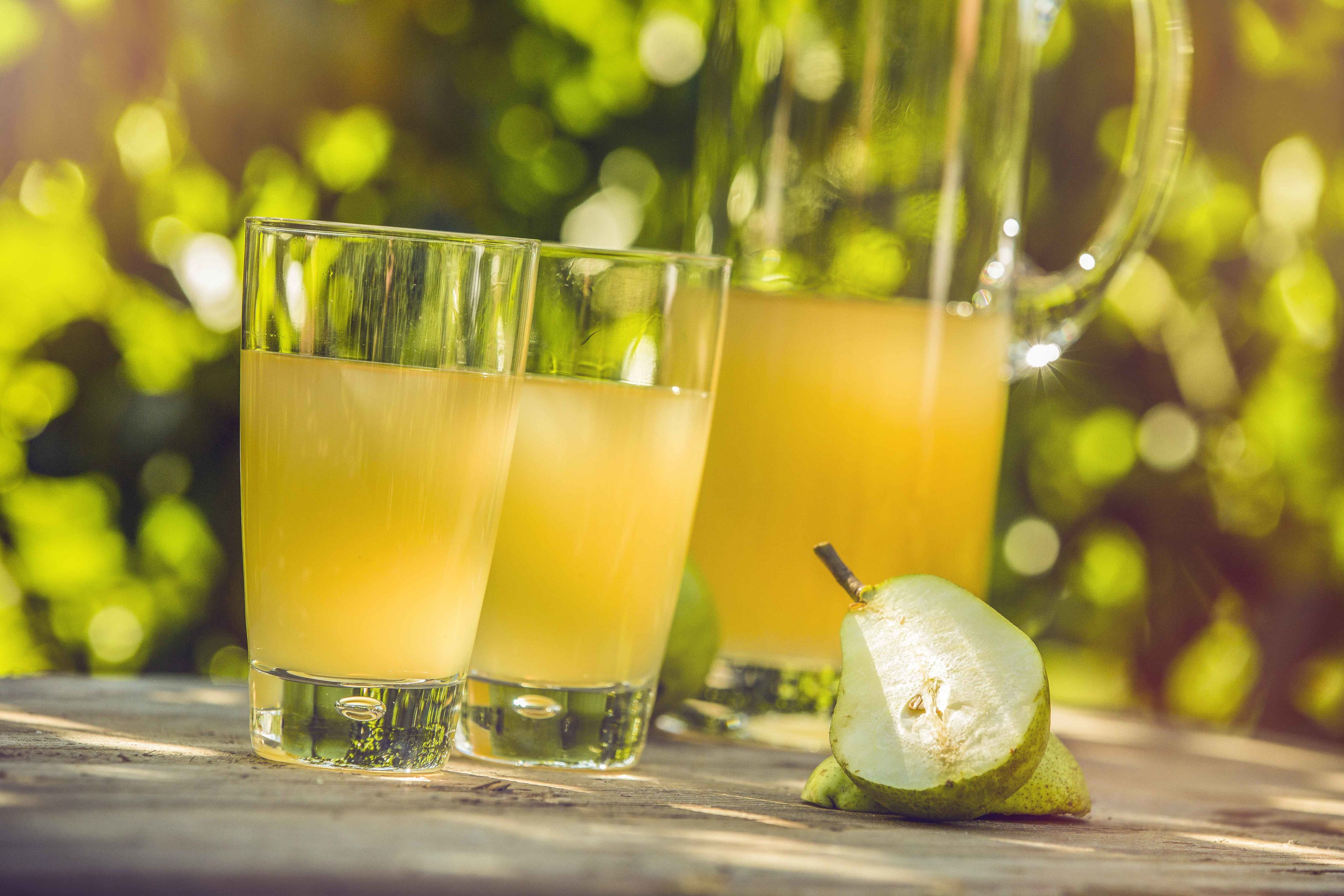 Freshly squeezed pear juice with Valais Williams pears, Valais Wallis Schweiz Suisse