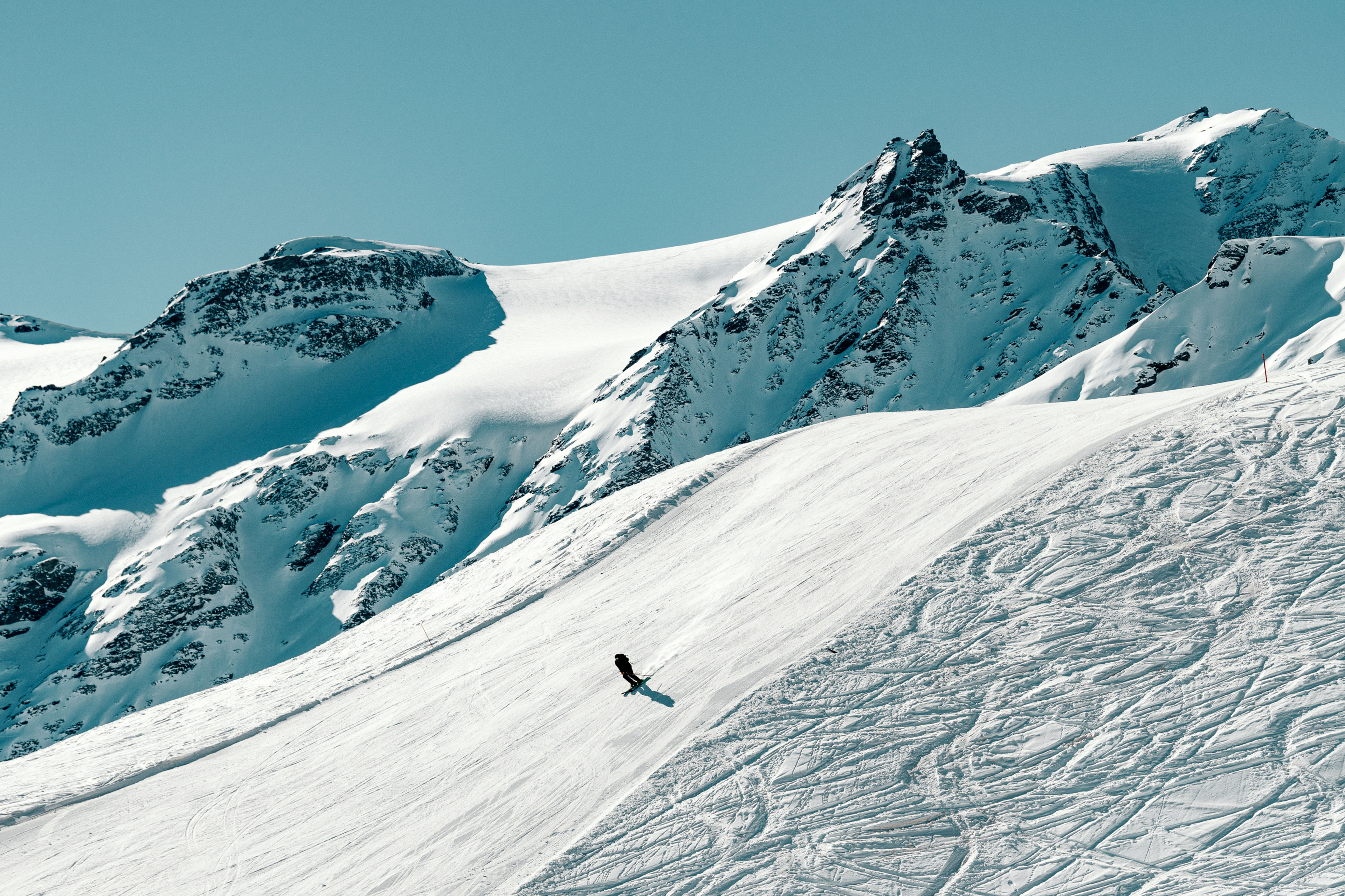 Bergbahnarbeiter Marcio auf der Piste am Ski fahren, Wallis, Schweiz