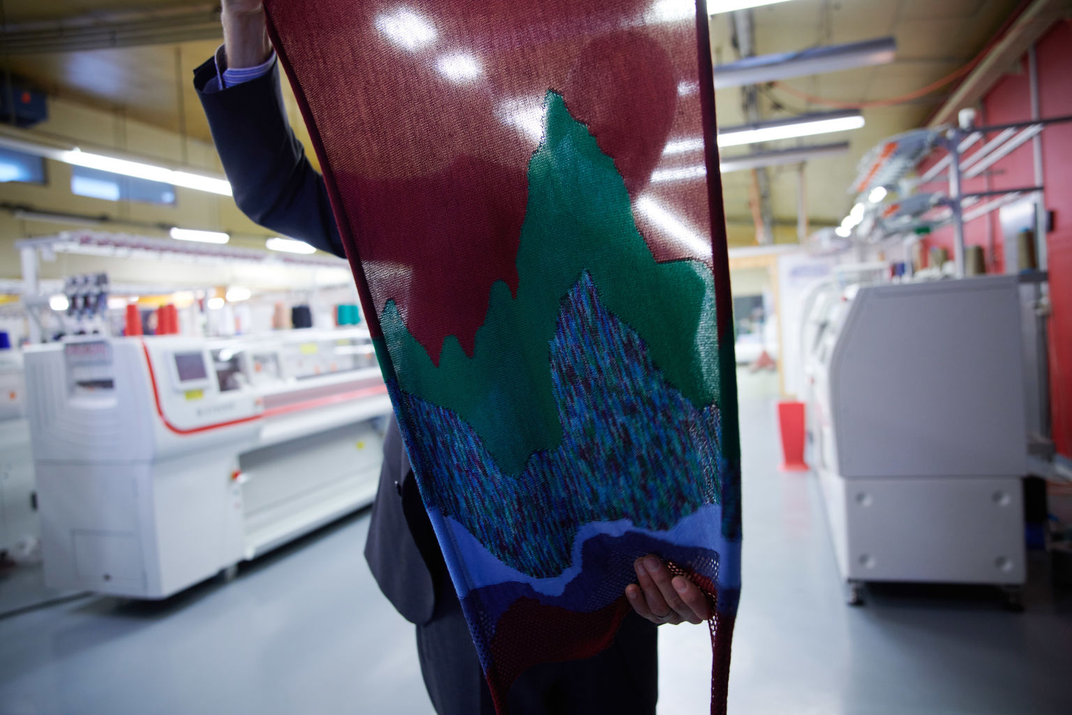 Le PDG Pierre-Yves Bonvin montre un modèle de tricot, Valais, Suisse