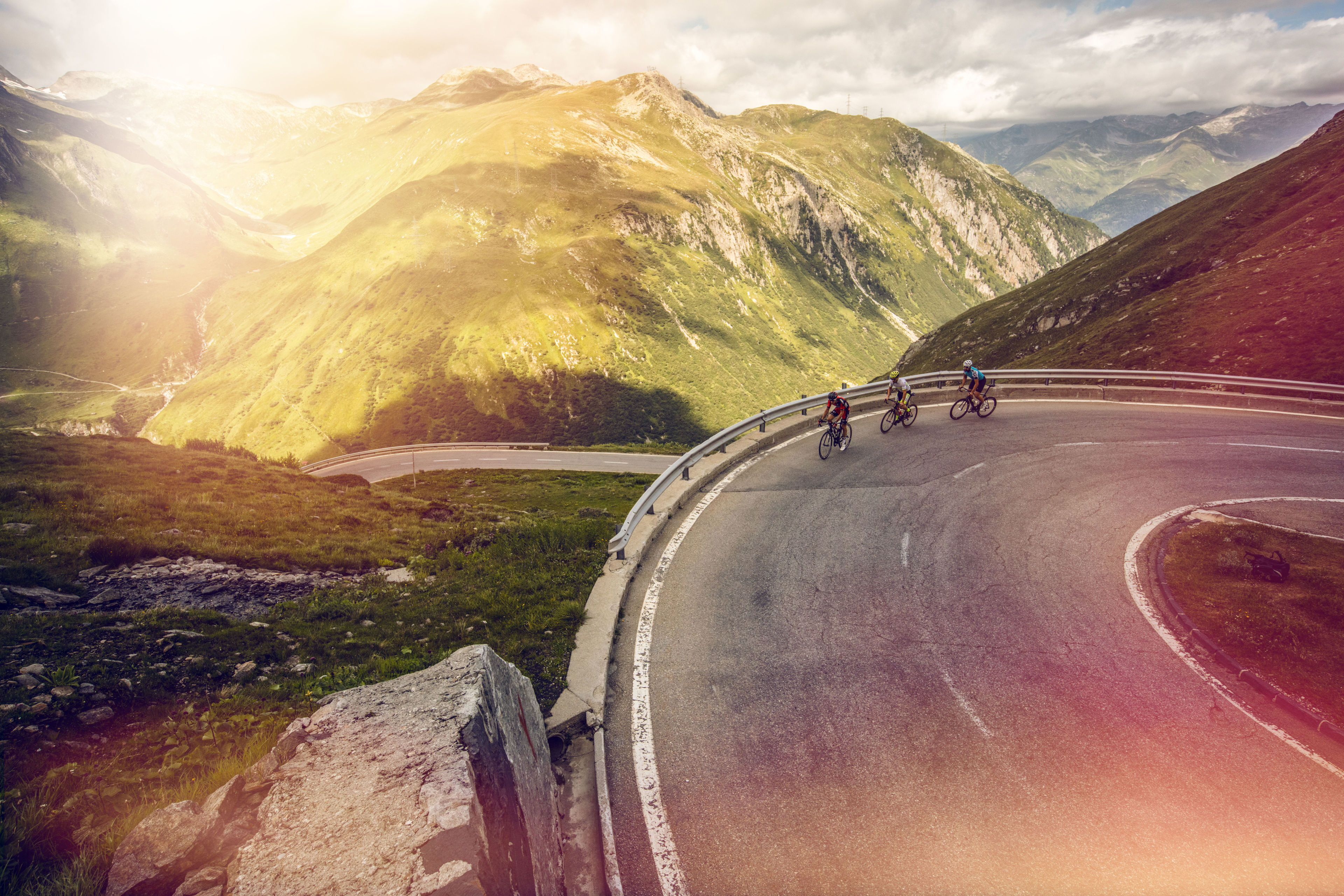 3 Cyclistes sur la montée du Nufenen. Valais Suisse