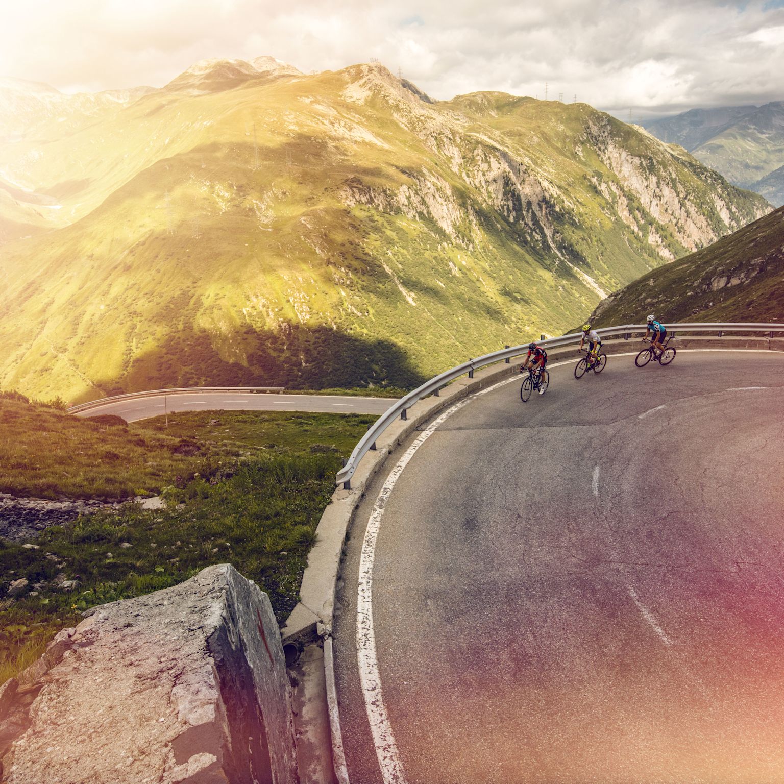 3 Cyclistes sur la montée du Nufenen. Valais Suisse