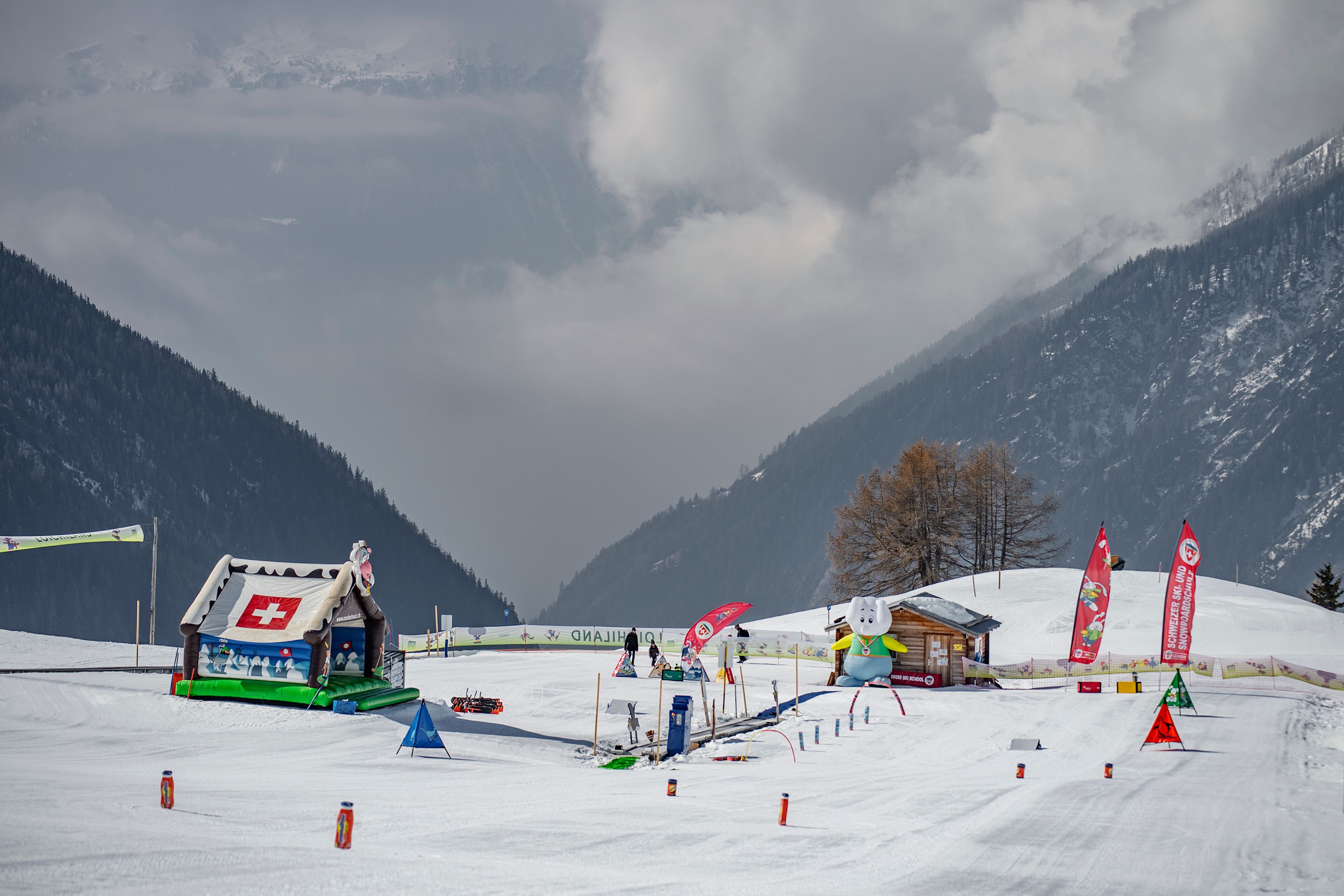 Children’s ski area “Loichi Land” with flags, fun figures, and snow practice area