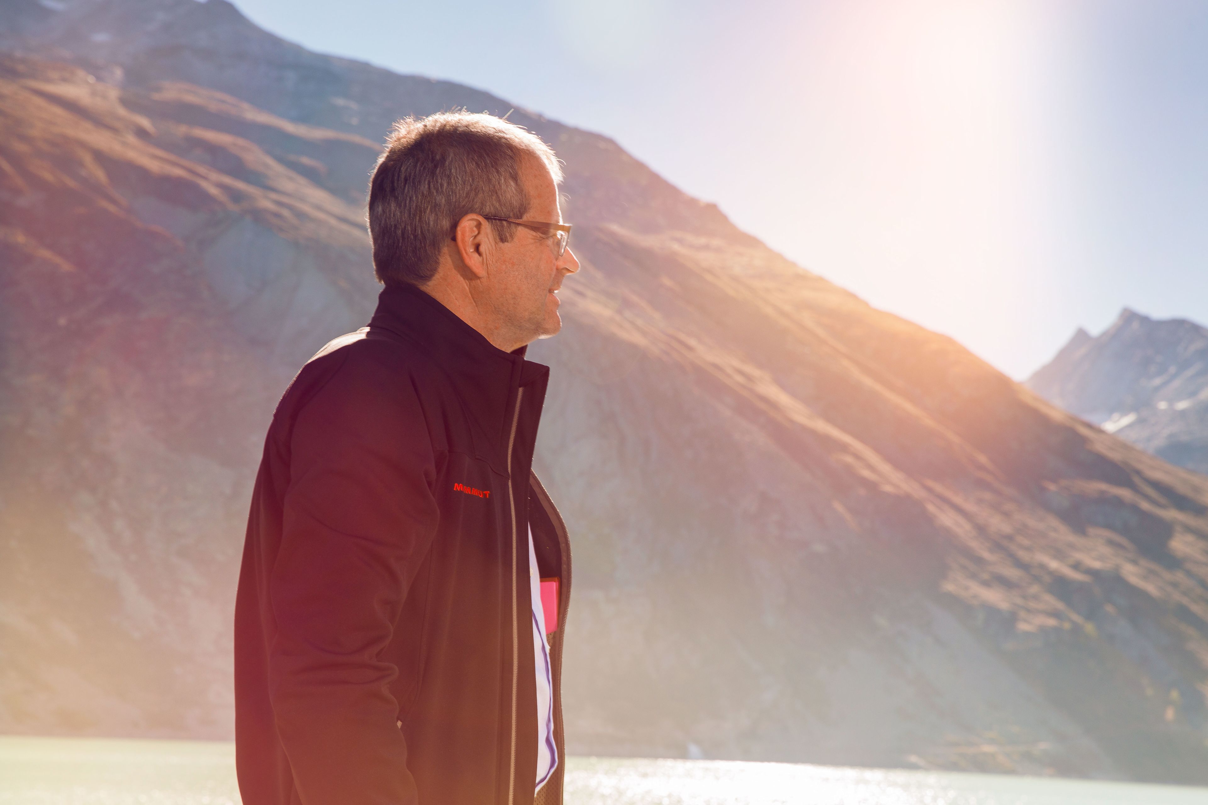 Karl Sarbach au bord du lac de Mattmark