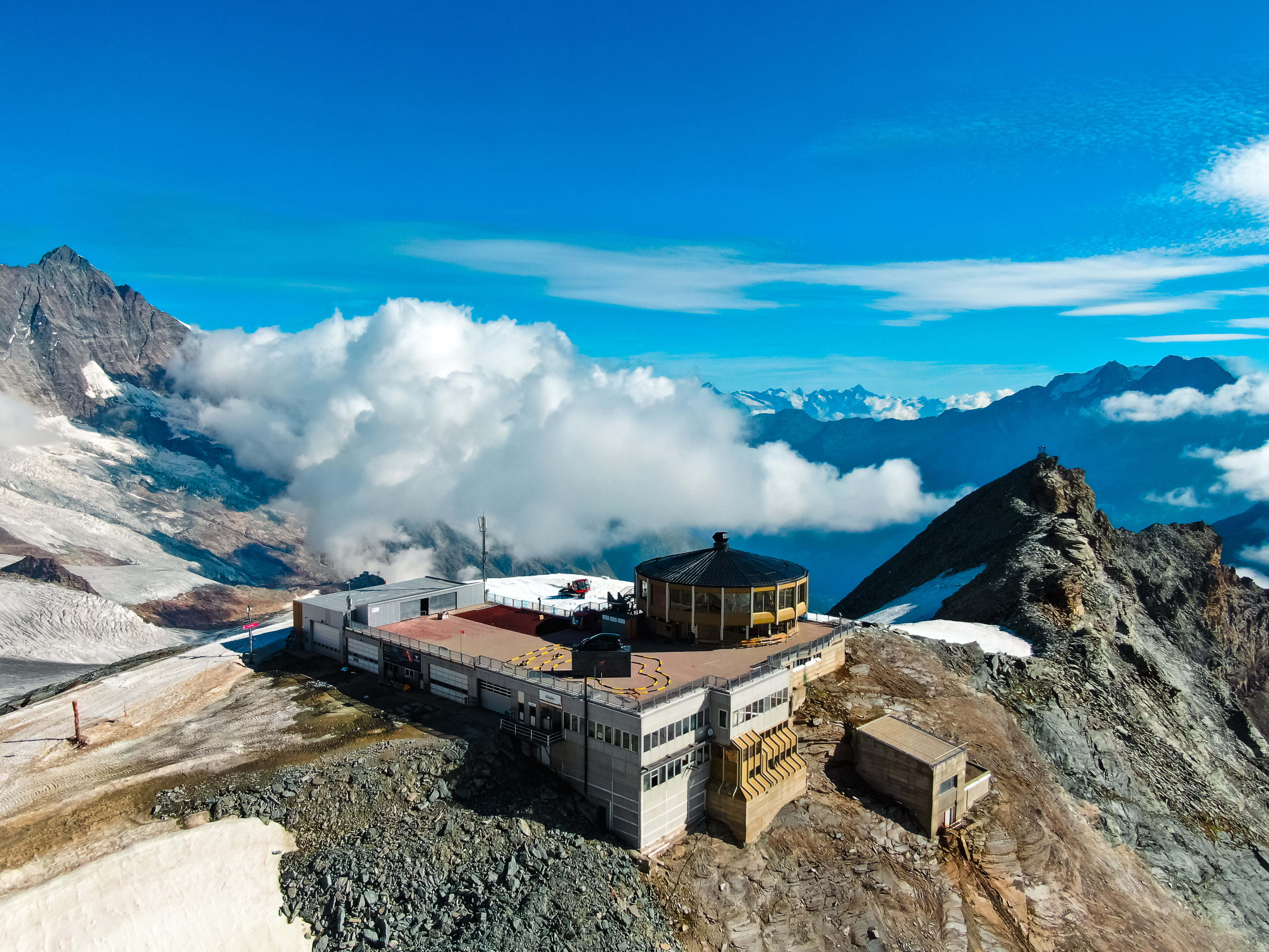 Bergbahnfahrt zum Mittelallalin SaasFee Wallis Schweiz