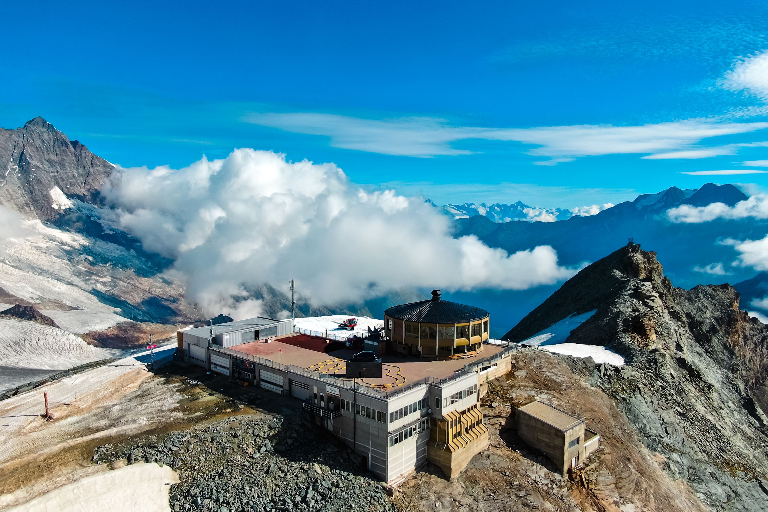 Bergbahnfahrt zum Mittelallalin SaasFee Wallis Schweiz