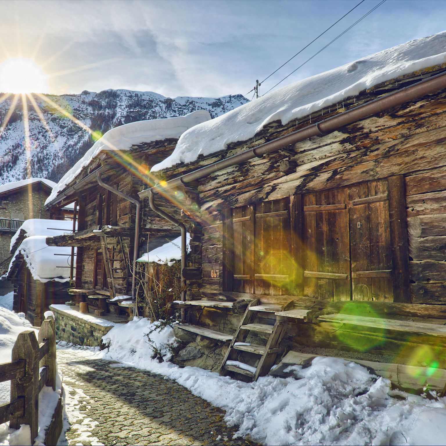 Walliser Chalets im verschneiten Evolène, Wallis