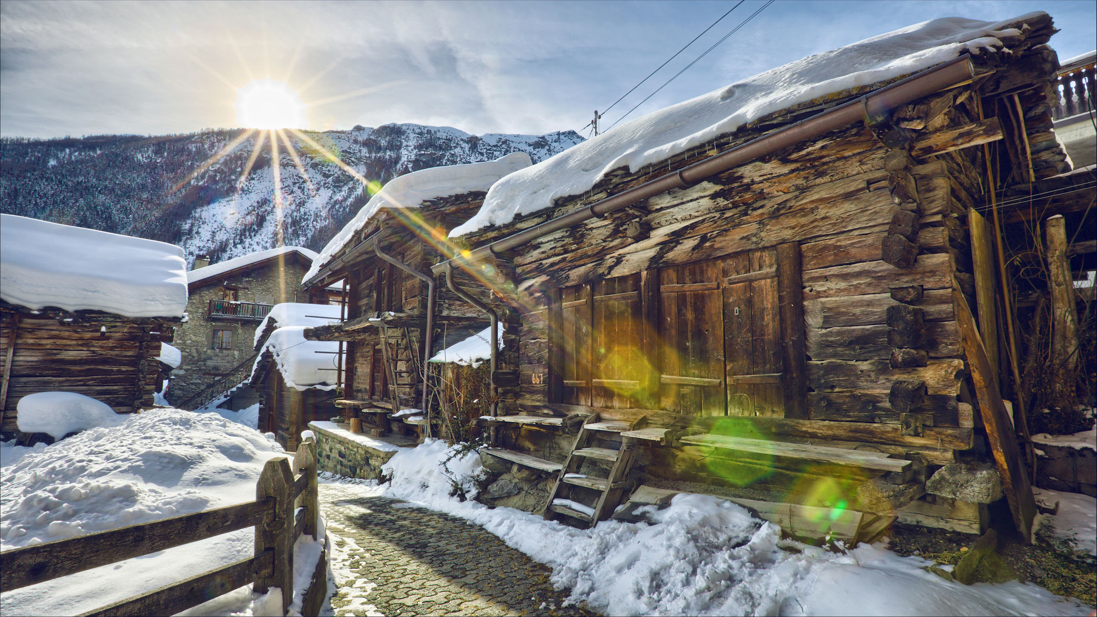 Walliser Chalets im verschneiten Evolène, Wallis
