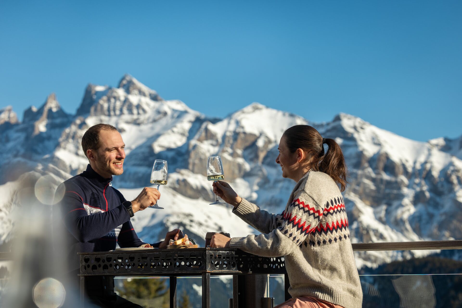 Apéro auf der Terrasse mit Blick auf die Dents du Midi in Champéry