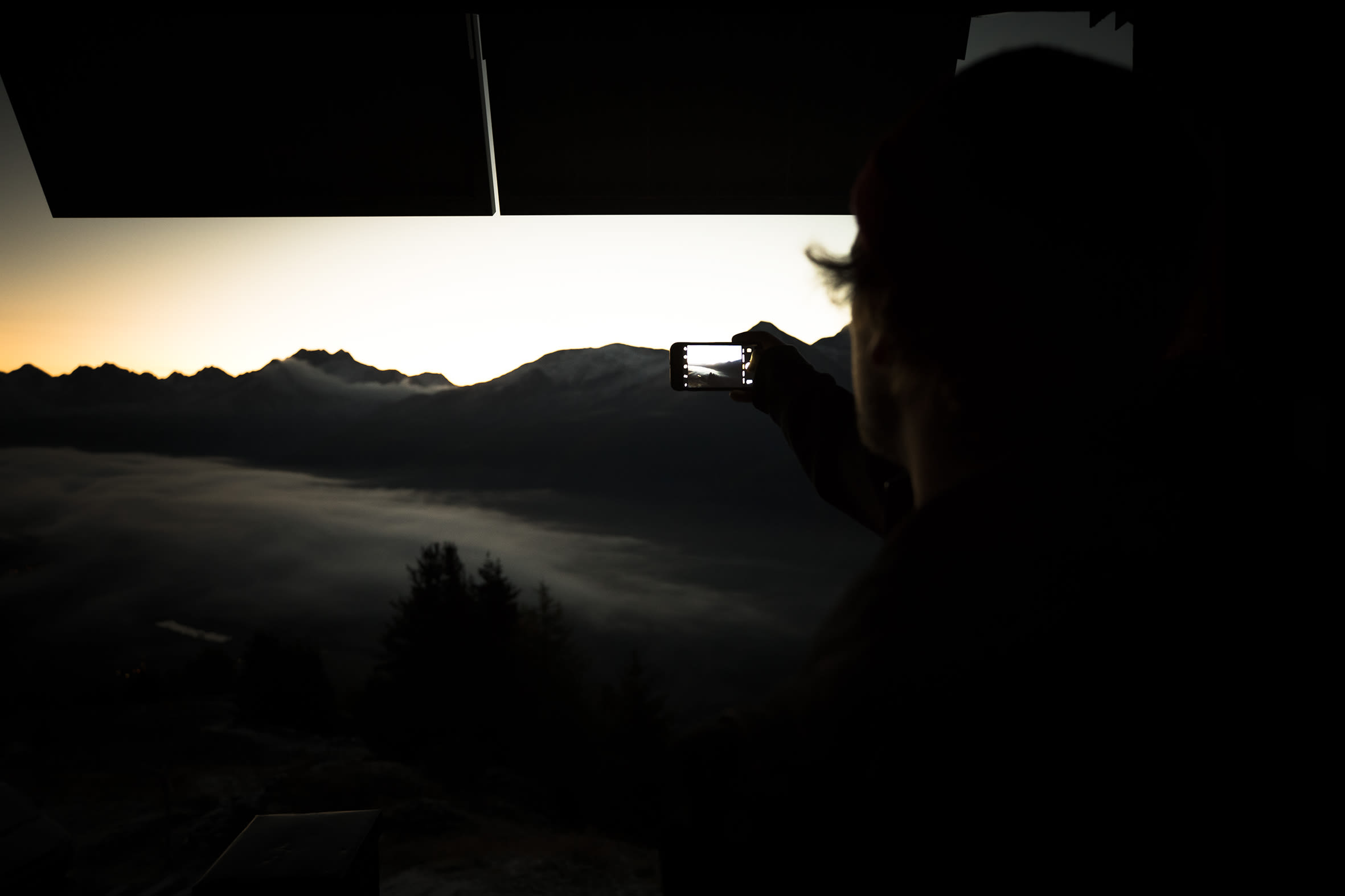 Lever du soleil et vue sur la mer de brouillard dans la vallée de Conches, Valais