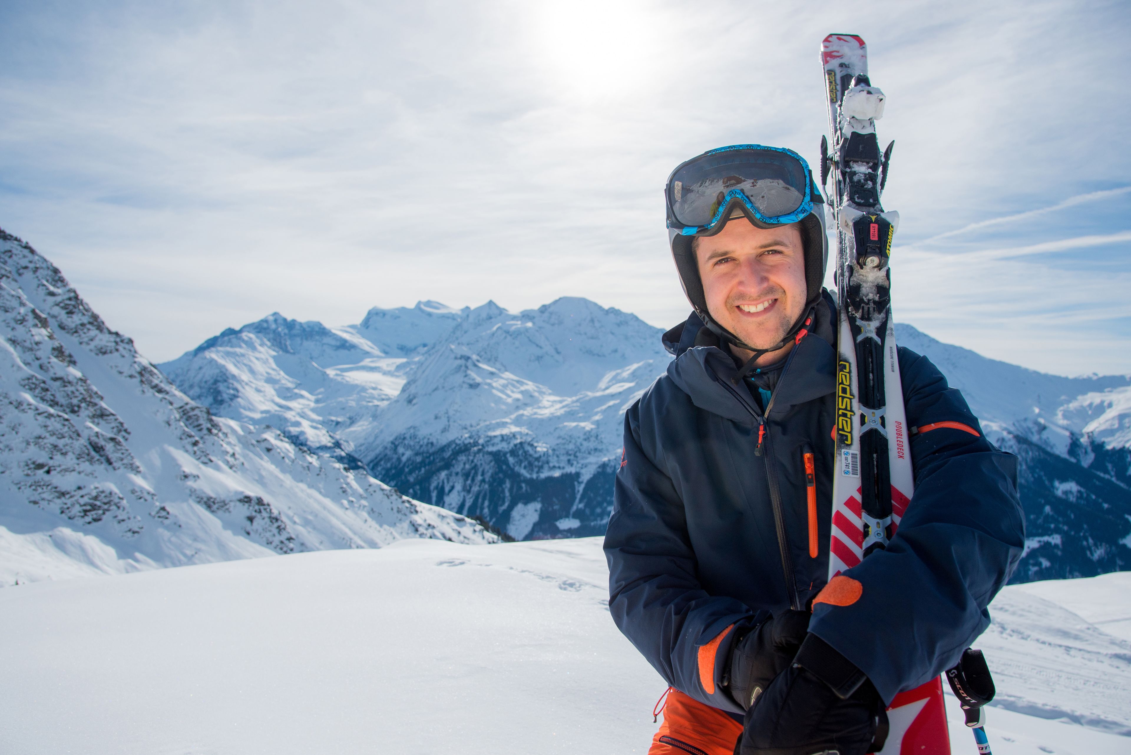 Tom Lüthi mit Skis oberhalb von Verbier, Wallis