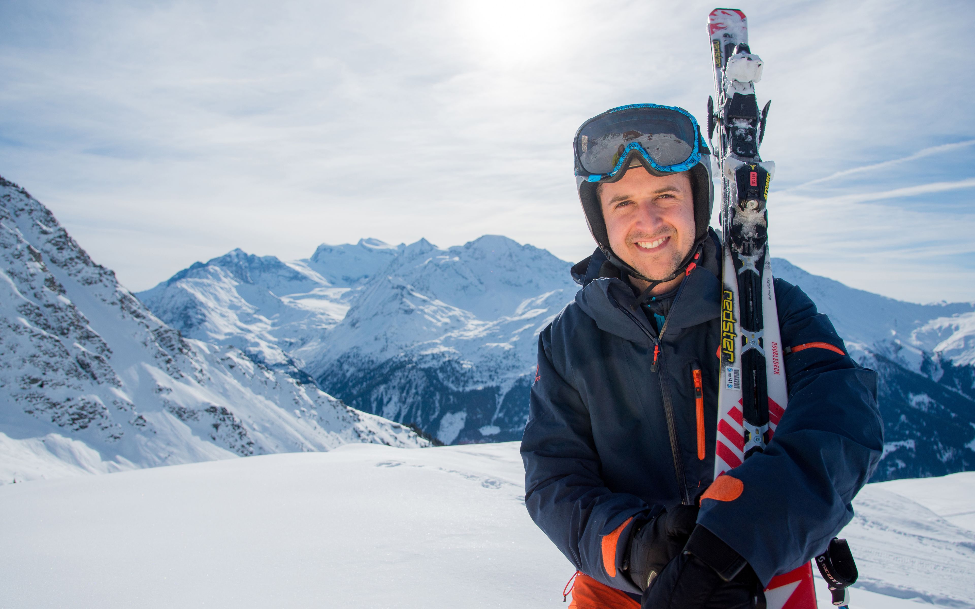 Tom Lüthi mit Skis oberhalb von Verbier, Wallis