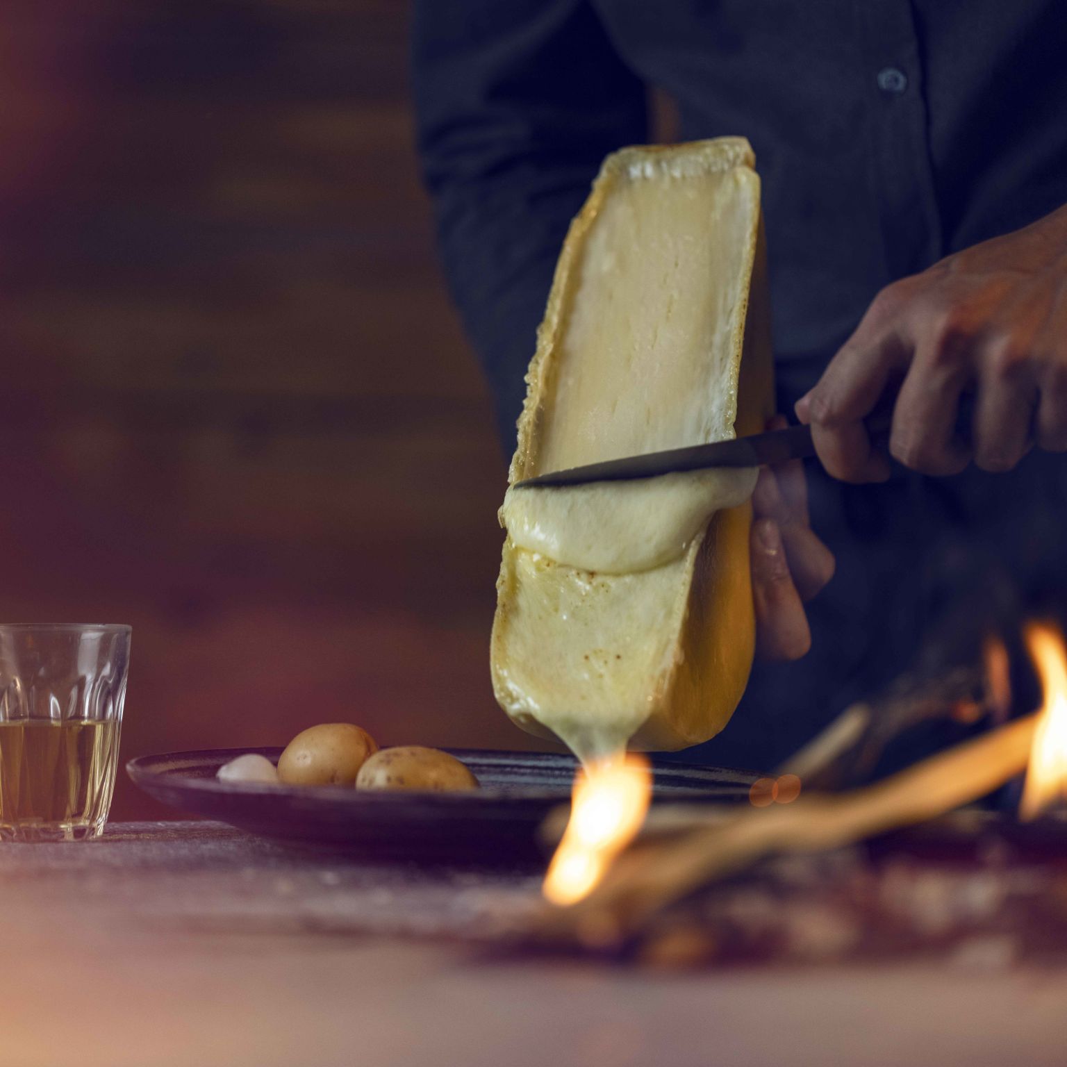 Walliser Raclette - Holzfeuer, käse, Wallis, Schweiz