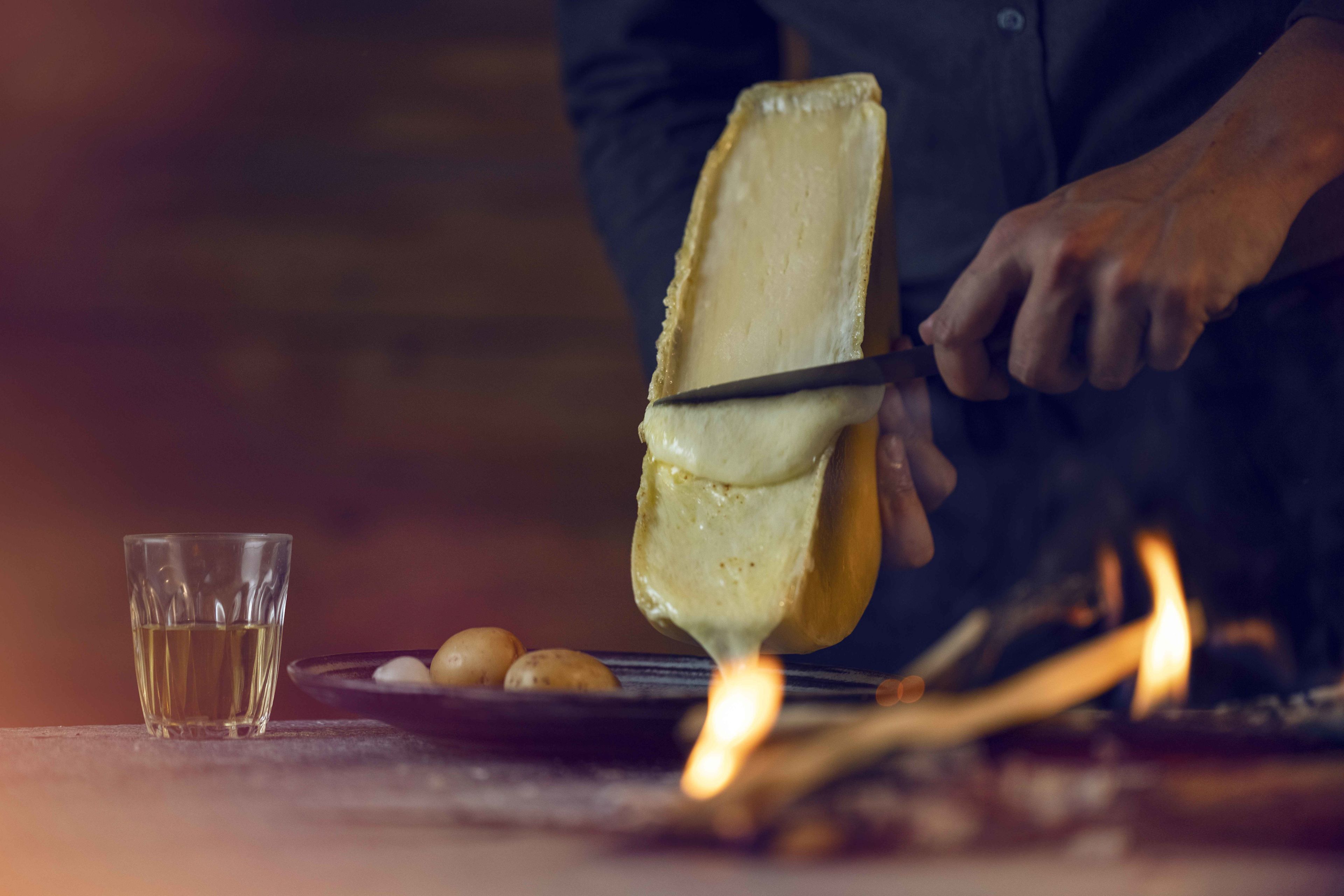 Walliser Raclette - Holzfeuer, käse, Wallis, Schweiz