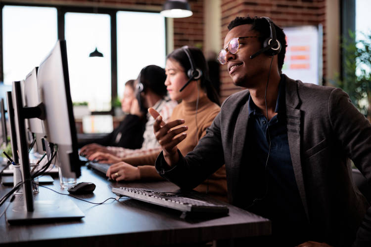 Call Center Vs. Contact Center: What's the Difference in 2024?