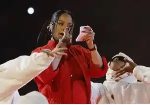 Rihana uses Fenty Beauty products on stage during her pregnancy, demonstrating its safe use for expectant mothers