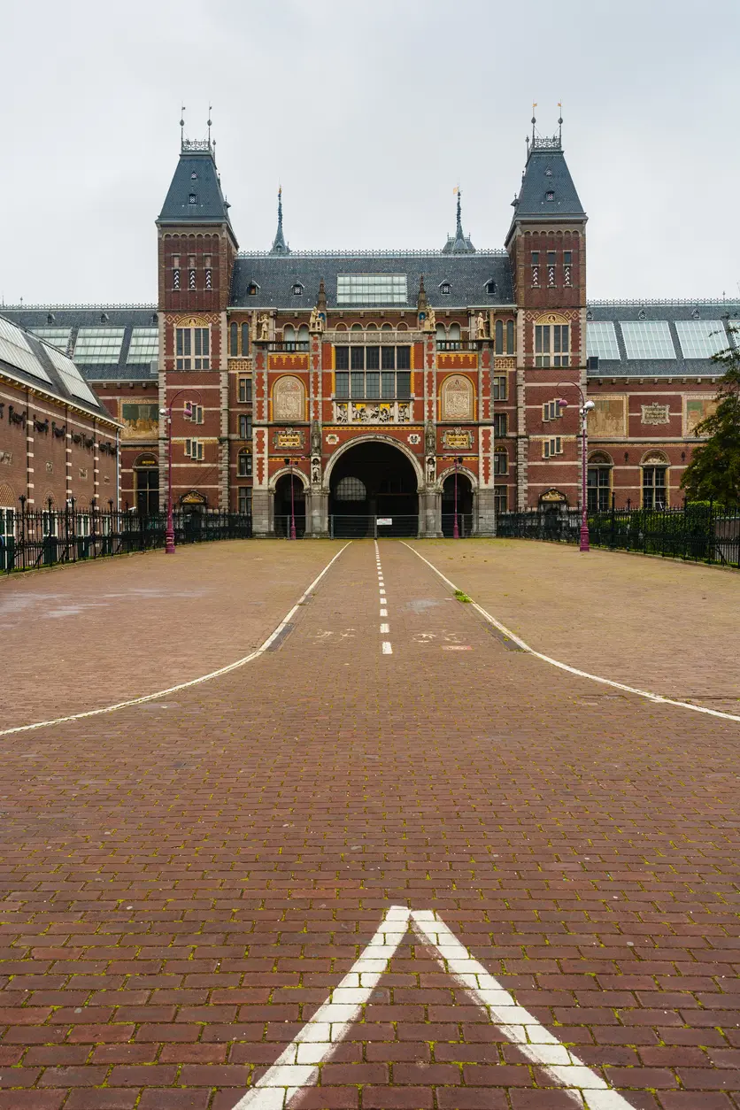 Cycle path in front of red brick museum (Rijksmuseum)