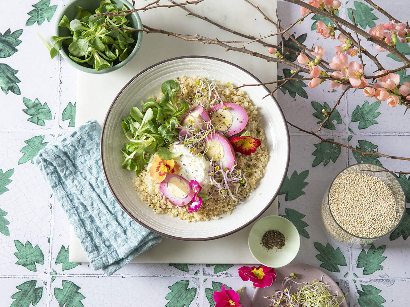 NaturaSi-Ricette-Pokè con quinoa, uova marinate e spalmabile alle erbe