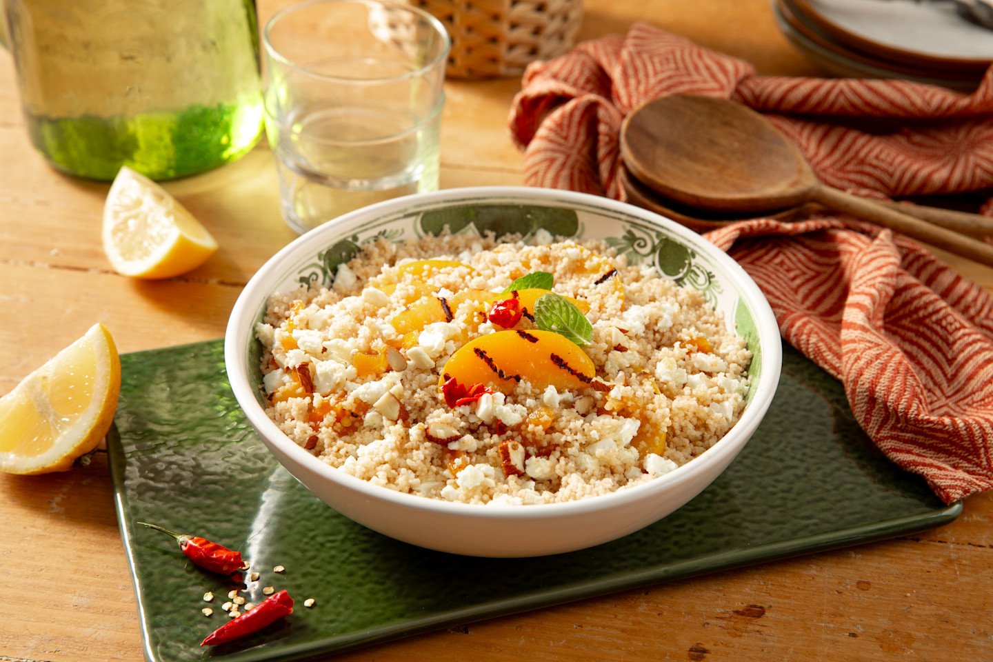 Cous cous albicocche e feta con mandorle, menta e peperoncino